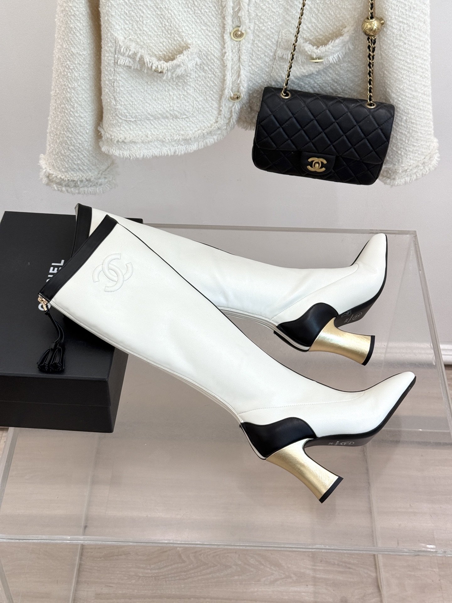 CHANE*|小香26A秋冬新品 双C拼接方头金属跟高跟长靴 秋冬鞋柜必有它位置 时髦精闭眼入不亏 解锁秋冬穿搭万能密码 CHANE*|小香26A秋冬新品 双C拼接方头金属跟高跟长靴 秋冬鞋柜必有它位置 时髦精闭眼入不亏 解锁秋冬穿搭万能密码