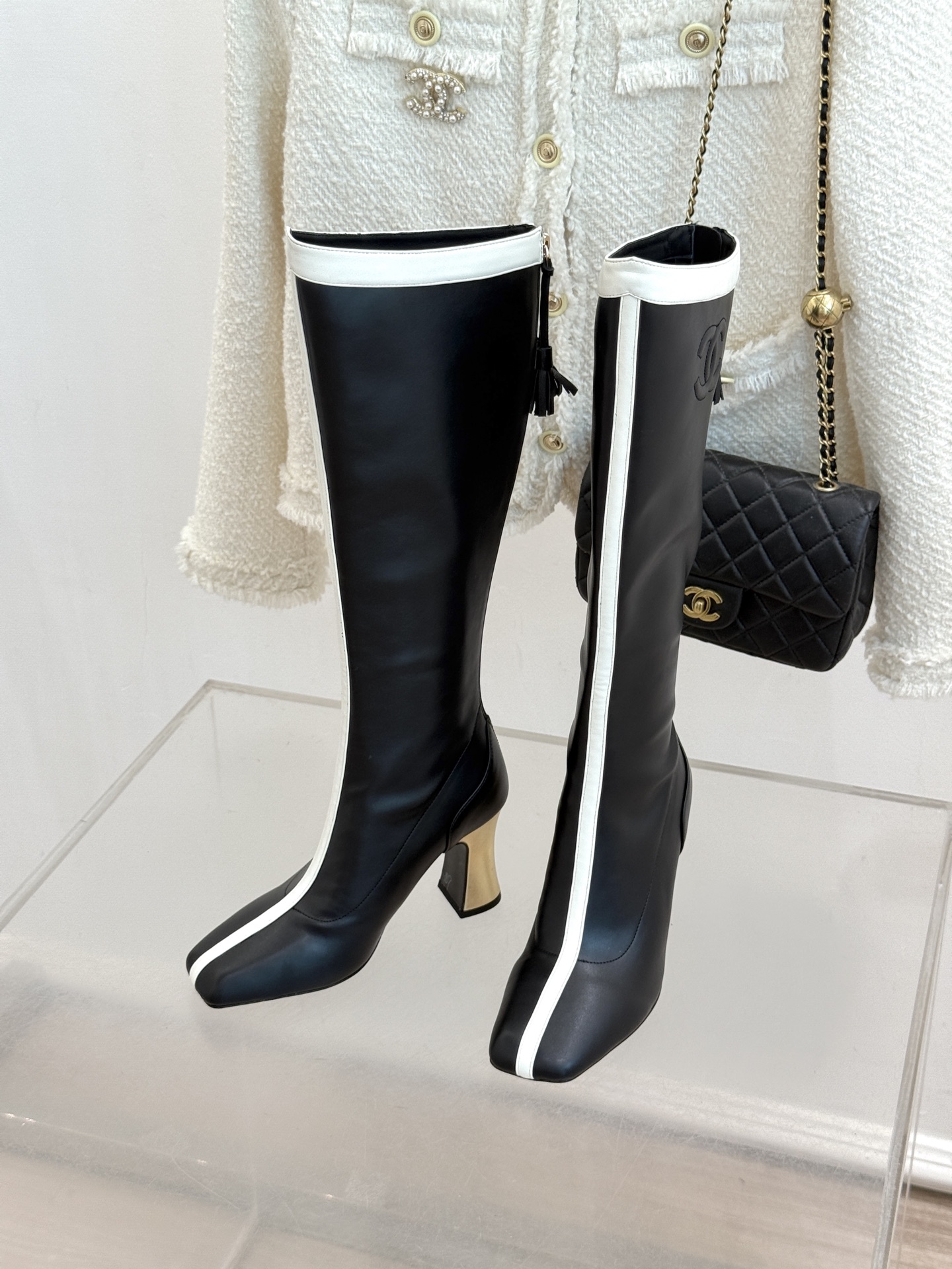 CHANE*|小香26A秋冬新品 双C拼接方头金属跟高跟长靴 秋冬鞋柜必有它位置 时髦精闭眼入不亏 解锁秋冬穿搭万能密码 CHANE*|小香26A秋冬新品 双C拼接方头金属跟高跟长靴 秋冬鞋柜必有它位置 时髦精闭眼入不亏 解锁秋冬穿搭万能密码