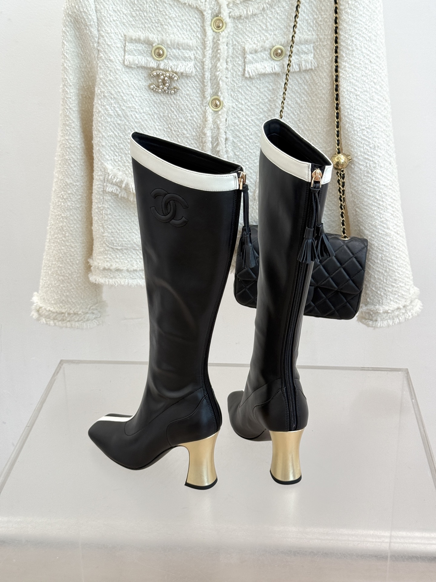 CHANE*|小香26A秋冬新品 双C拼接方头金属跟高跟长靴 秋冬鞋柜必有它位置 时髦精闭眼入不亏 解锁秋冬穿搭万能密码 CHANE*|小香26A秋冬新品 双C拼接方头金属跟高跟长靴 秋冬鞋柜必有它位置 时髦精闭眼入不亏 解锁秋冬穿搭万能密码