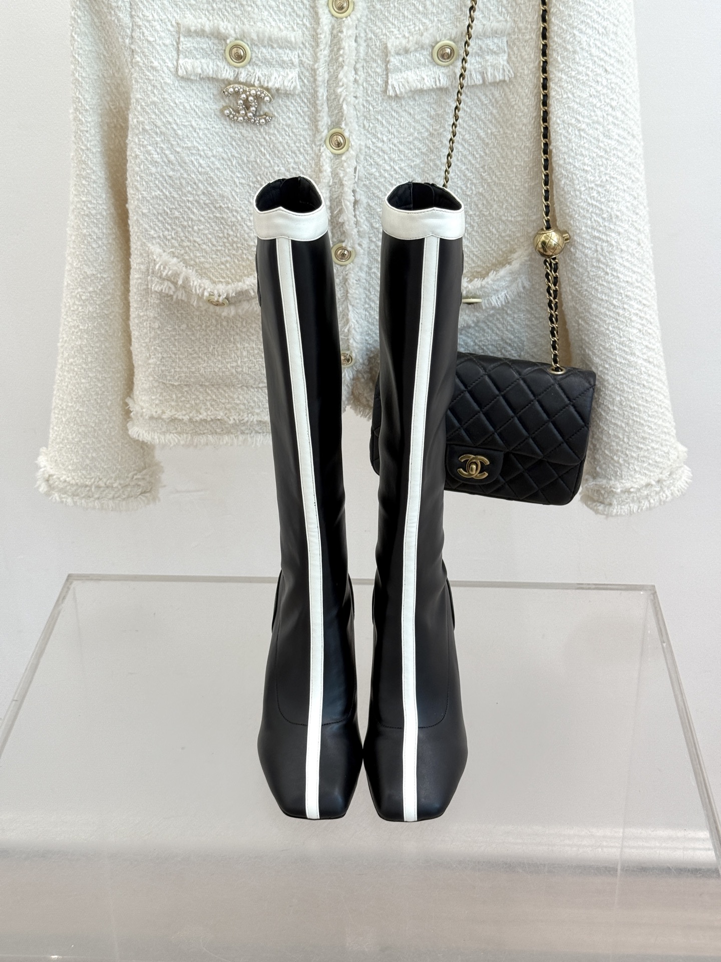 CHANE*|小香26A秋冬新品 双C拼接方头金属跟高跟长靴 秋冬鞋柜必有它位置 时髦精闭眼入不亏 解锁秋冬穿搭万能密码 CHANE*|小香26A秋冬新品 双C拼接方头金属跟高跟长靴 秋冬鞋柜必有它位置 时髦精闭眼入不亏 解锁秋冬穿搭万能密码