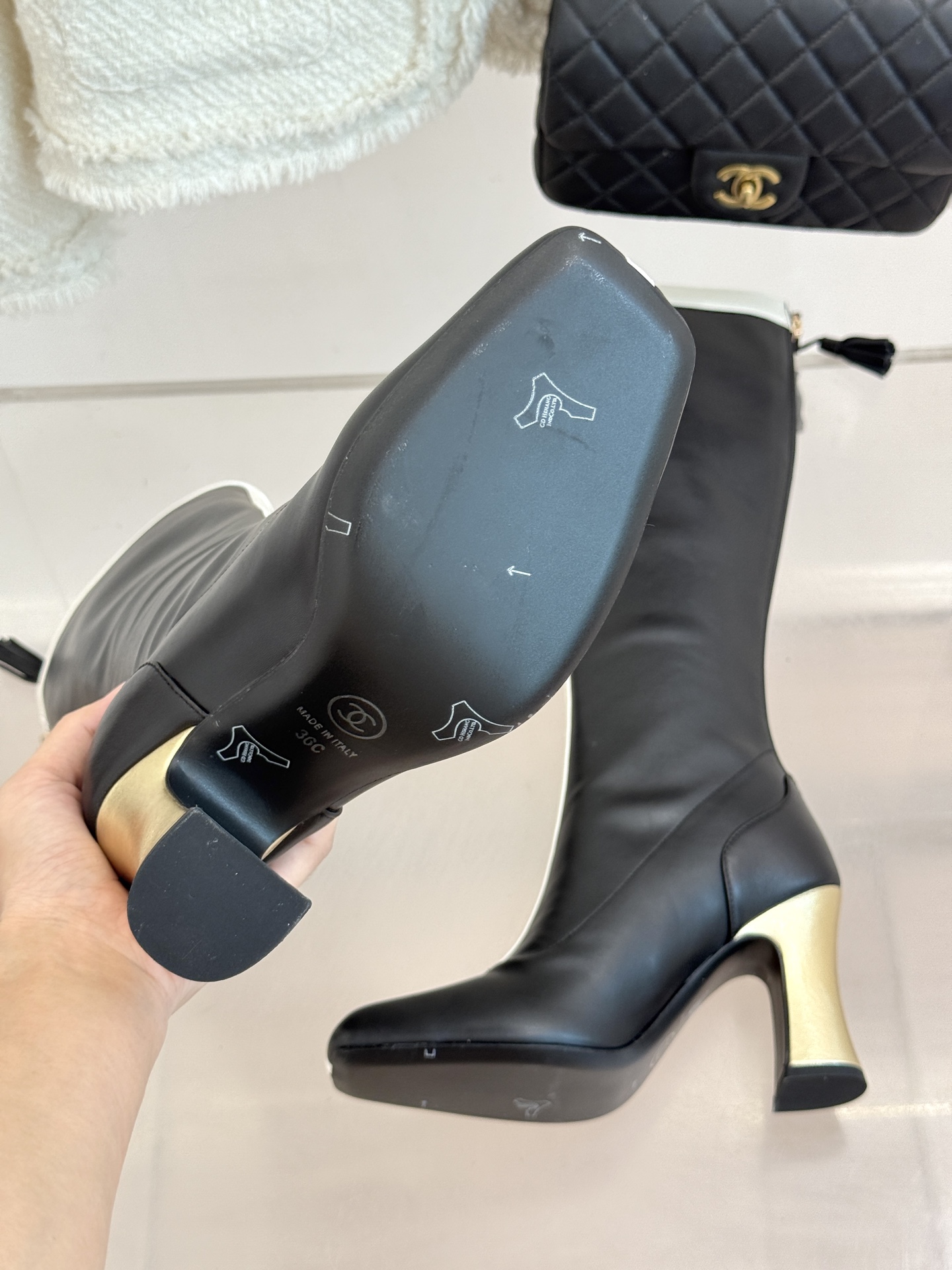 CHANE*|小香26A秋冬新品 双C拼接方头金属跟高跟长靴 秋冬鞋柜必有它位置 时髦精闭眼入不亏 解锁秋冬穿搭万能密码 CHANE*|小香26A秋冬新品 双C拼接方头金属跟高跟长靴 秋冬鞋柜必有它位置 时髦精闭眼入不亏 解锁秋冬穿搭万能密码