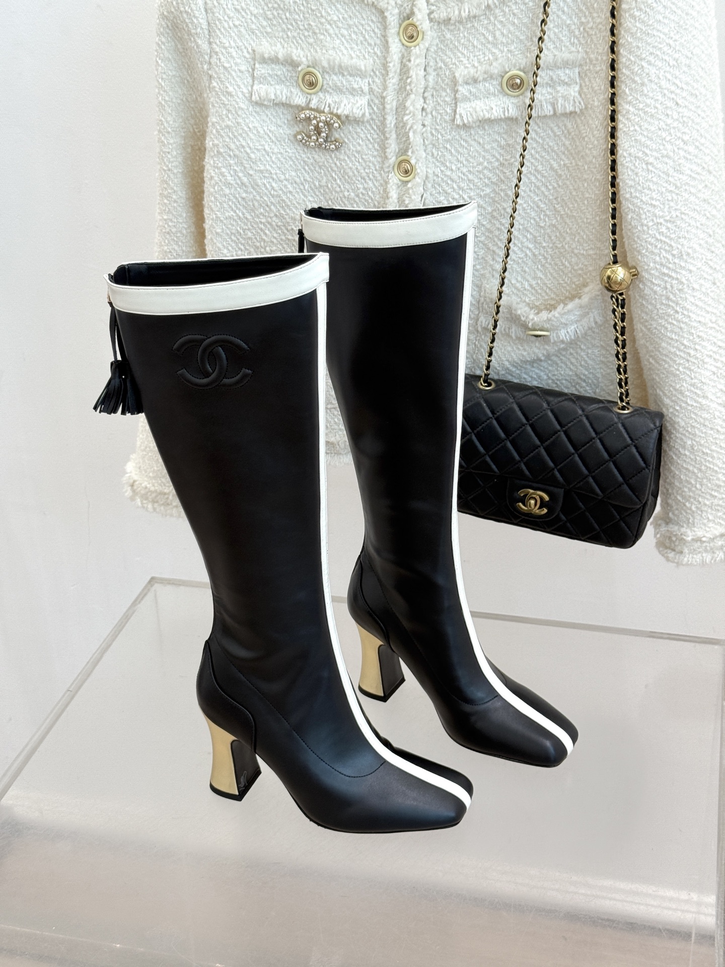 CHANE*|小香26A秋冬新品 双C拼接方头金属跟高跟长靴 秋冬鞋柜必有它位置 时髦精闭眼入不亏 解锁秋冬穿搭万能密码 CHANE*|小香26A秋冬新品 双C拼接方头金属跟高跟长靴 秋冬鞋柜必有它位置 时髦精闭眼入不亏 解锁秋冬穿搭万能密码