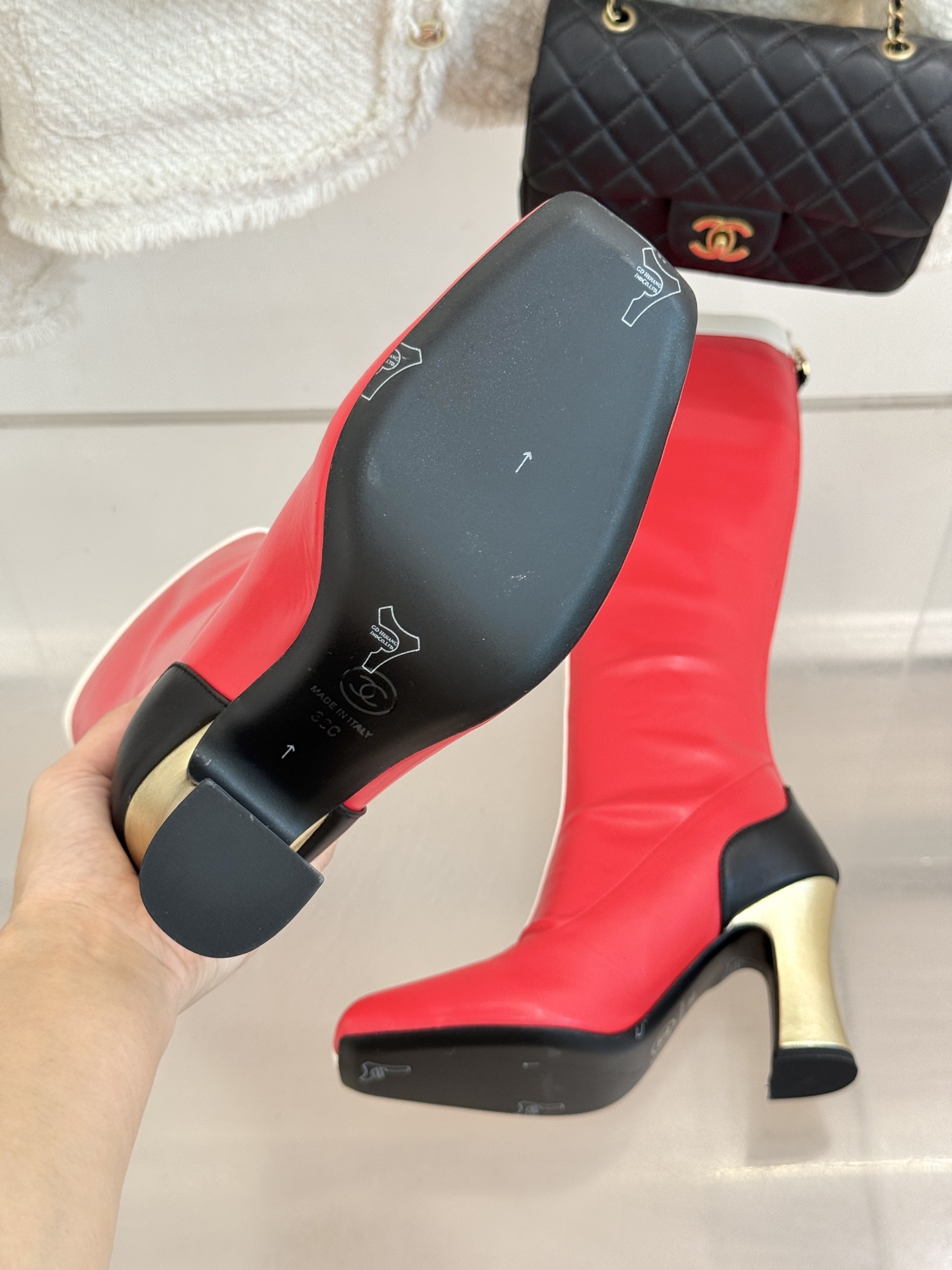 CHANE*|小香26A秋冬新品 双C拼接方头金属跟高跟长靴 秋冬鞋柜必有它位置 时髦精闭眼入不亏 解锁秋冬穿搭万能密码 CHANE*|小香26A秋冬新品 双C拼接方头金属跟高跟长靴 秋冬鞋柜必有它位置 时髦精闭眼入不亏 解锁秋冬穿搭万能密码
