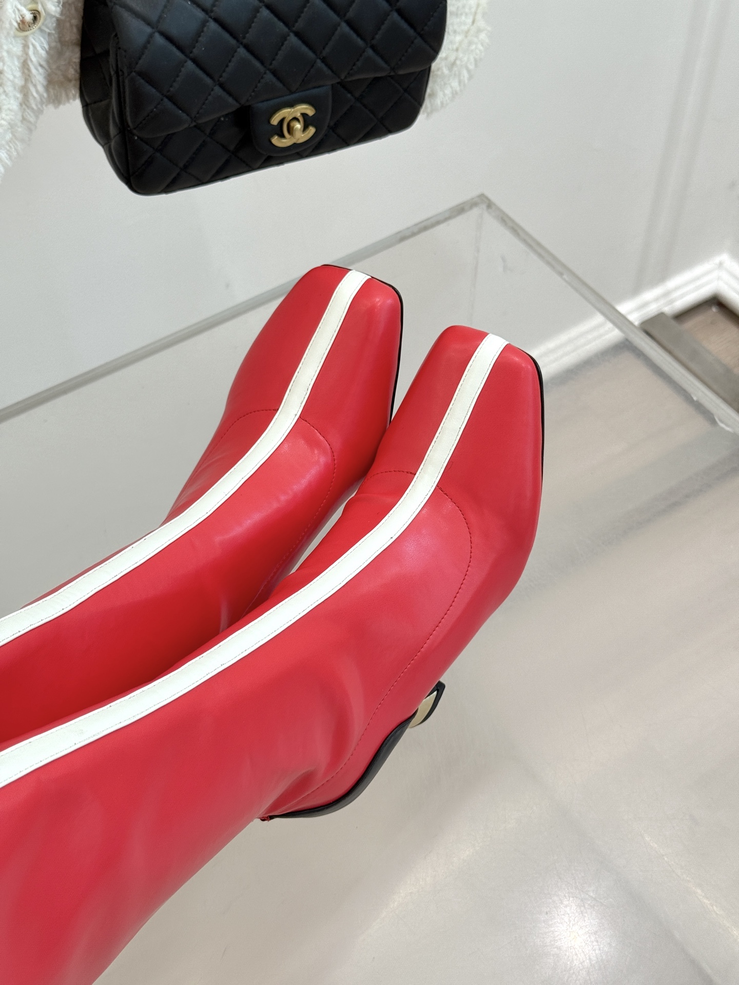 CHANE*|小香26A秋冬新品 双C拼接方头金属跟高跟长靴 秋冬鞋柜必有它位置 时髦精闭眼入不亏 解锁秋冬穿搭万能密码 CHANE*|小香26A秋冬新品 双C拼接方头金属跟高跟长靴 秋冬鞋柜必有它位置 时髦精闭眼入不亏 解锁秋冬穿搭万能密码