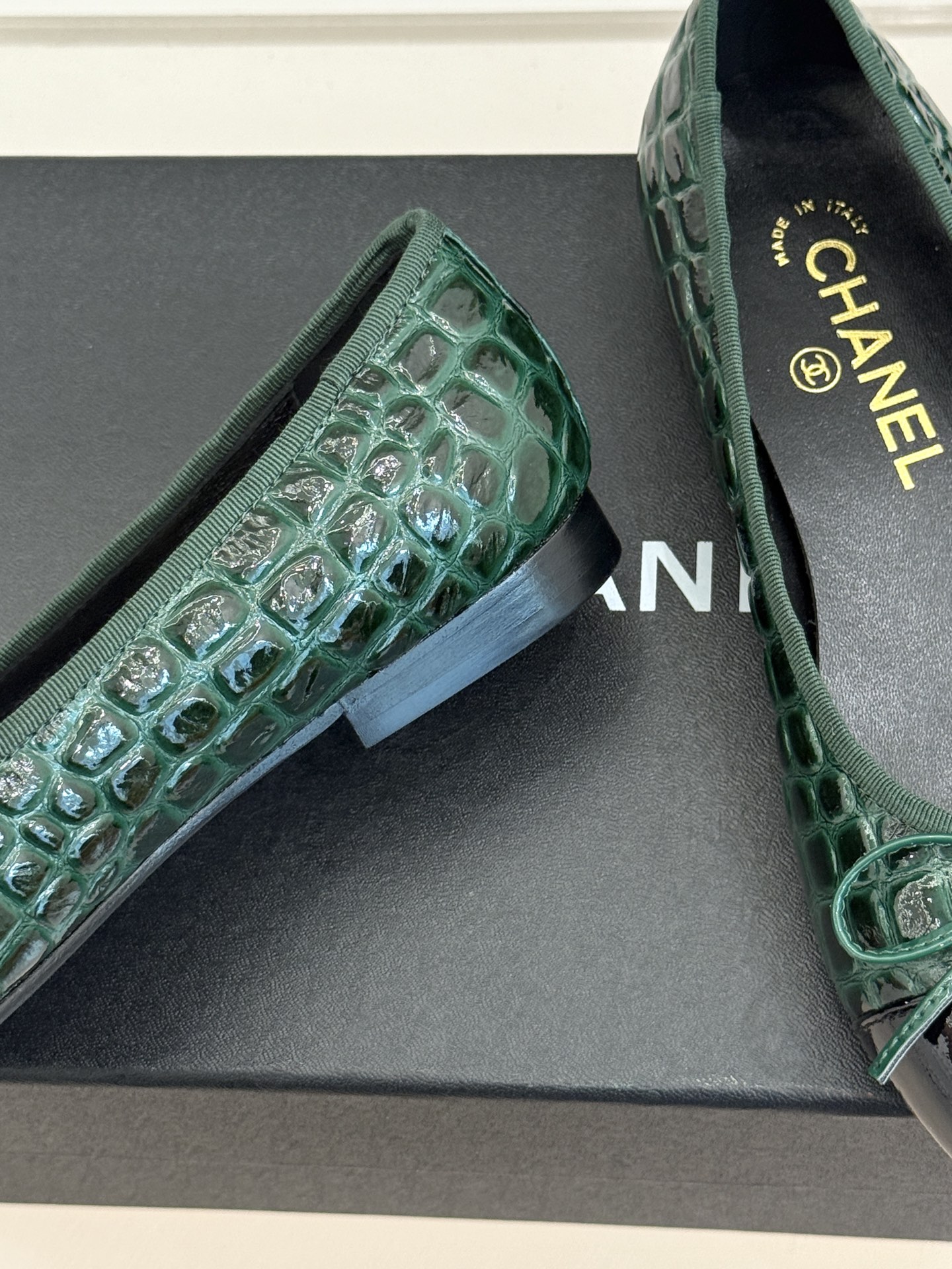 CHANE*|小香经典双C蝴蝶结 鳄鱼纹拼色平底芭蕾舞鞋 鳄鱼压纹质感拉满 双C缀饰柔婉蝴蝶结 拼色鞋头撞出高级感 鞋型 CHANE*|小香经典双C蝴蝶结 鳄鱼纹拼色平底芭蕾舞鞋 鳄鱼压纹质感拉满 双C缀饰柔婉蝴蝶结 拼色鞋头撞出高级感 鞋型