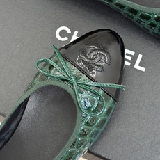 CHANE*|小香经典双C蝴蝶结 鳄鱼纹拼色平底芭蕾舞鞋 鳄鱼压纹质感拉满 双C缀饰柔婉蝴蝶结 拼色鞋头撞出高级感 鞋型 CHANE*|小香经典双C蝴蝶结 鳄鱼纹拼色平底芭蕾舞鞋 鳄鱼压纹质感拉满 双C缀饰柔婉蝴蝶结 拼色鞋头撞出高级感 鞋型
