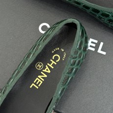 CHANE*|小香经典双C蝴蝶结 鳄鱼纹拼色平底芭蕾舞鞋 鳄鱼压纹质感拉满 双C缀饰柔婉蝴蝶结 拼色鞋头撞出高级感 鞋型 CHANE*|小香经典双C蝴蝶结 鳄鱼纹拼色平底芭蕾舞鞋 鳄鱼压纹质感拉满 双C缀饰柔婉蝴蝶结 拼色鞋头撞出高级感 鞋型