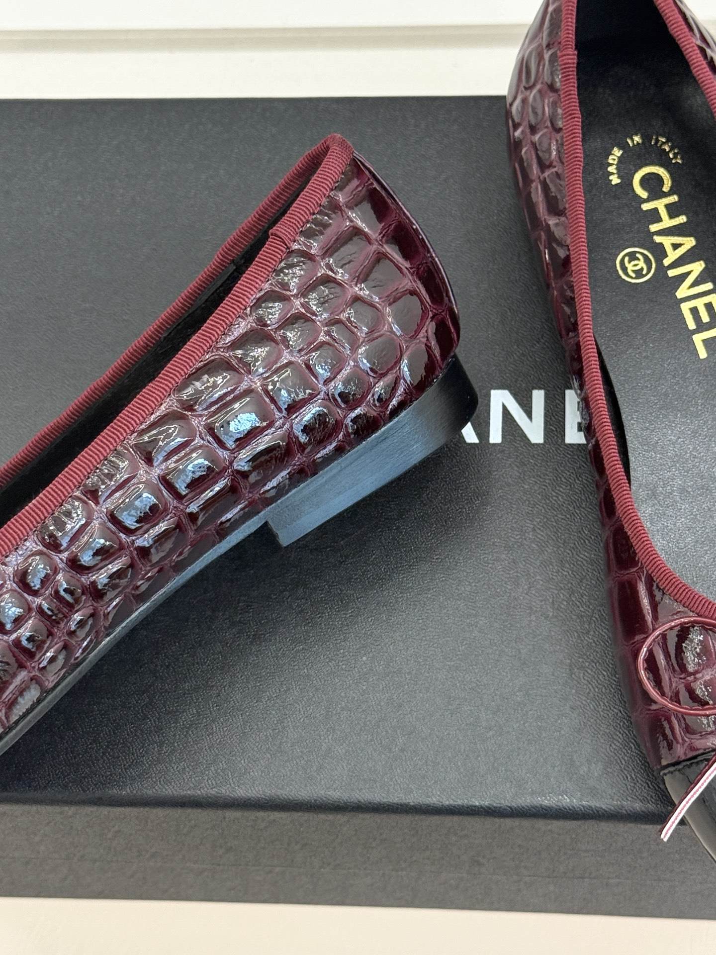 CHANE*|小香经典双C蝴蝶结 鳄鱼纹拼色平底芭蕾舞鞋 鳄鱼压纹质感拉满 双C缀饰柔婉蝴蝶结 拼色鞋头撞出高级感 鞋型 CHANE*|小香经典双C蝴蝶结 鳄鱼纹拼色平底芭蕾舞鞋 鳄鱼压纹质感拉满 双C缀饰柔婉蝴蝶结 拼色鞋头撞出高级感 鞋型
