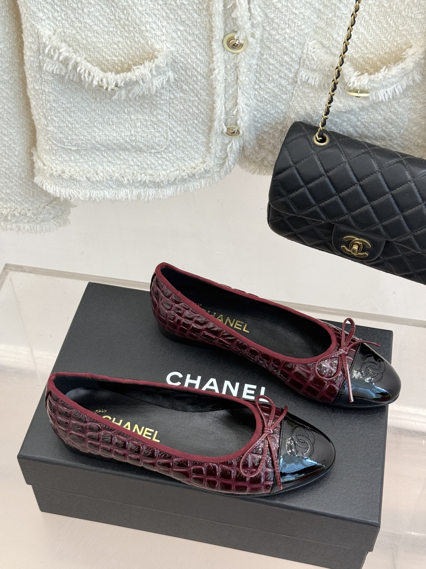 CHANE*|小香经典双C蝴蝶结 鳄鱼纹拼色平底芭蕾舞鞋 鳄鱼压纹质感拉满 双C缀饰柔婉蝴蝶结 拼色鞋头撞出高级感 鞋型 CHANE*|小香经典双C蝴蝶结 鳄鱼纹拼色平底芭蕾舞鞋 鳄鱼压纹质感拉满 双C缀饰柔婉蝴蝶结 拼色鞋头撞出高级感 鞋型