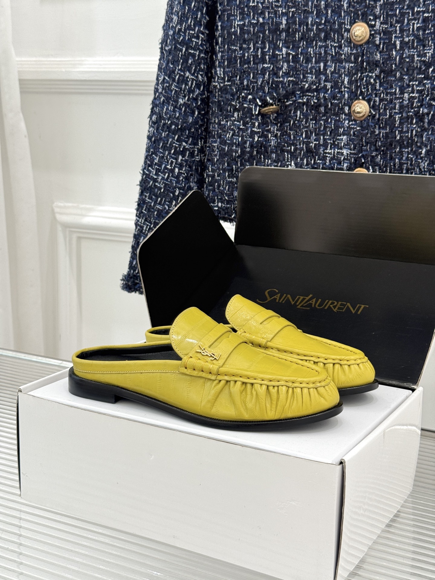 NO:921416,Men's size +20 (with original airplane box) Saint Lauren*YSL Saint Laurent 26WF new product YSL small logo couple's loafers and half slippers. The iconic small logo is the soul of this pair of shoes. It is presented on the shoe body in a low-key and exquisite manner. Different from the big and flamboyant logo, it is quiet but eye-catching. It outlines YSL's unique fashion DNA with simple lines and inadvertently reveals the profound heritage of the brand. The classic almond-shaped design of the toe cleverly modifies the foot shape.  It visually lengthens the foot line and highlights elegance and delicacy. Whether it is paired with simple wide-leg pants or a playful short skirt, it can be easily worn to show the charm of different styles and become the finishing touch of the look. The fabric is made of original customized leather, the inner pads are all sheepskin, and the Italian imported genuine leather outsole size is 35-39 for women (customized at 34/40/41/42) and 39-44 for men (customized at 44)  No. 87420160711, semi-trailer, saint laurent, saint laurent, saint laurent, loafers, skirts, sheepskin, Leather soles19860909男码＋20（配原版飞机盒） Saint Lauren*YSL圣罗兰26WF新品 YSL小logo情侣款乐福鞋半拖 标志性的小logo是这双鞋的灵魂所在 以低调而精致的姿态呈现于鞋身之上. 不同于张扬的大标识 它安静却醒目 用简洁线条勾勒出YSL独有的时尚DNA 在不经意间透露出品牌的深厚底蕴 鞋头的经典杏仁形设计 巧妙修饰脚型 在视觉上拉长足部线条 彰显优雅与秀气 . 无论是搭配简约阔腿裤 还是俏皮小短裙 都能轻松驾驭 展现不同风格魅力 成为造型中的点睛之笔. 面料采用原版定制皮料 内里垫脚均为羊皮 意大利进口真皮大底 size女35-39（34/40/41/42定制） 男39-44（44定制） 编号87420160711,半拖,saint laurent,saint laurent,saint laurent,loafers,skirts,sheepskin,Leather soles,Women's Shoes