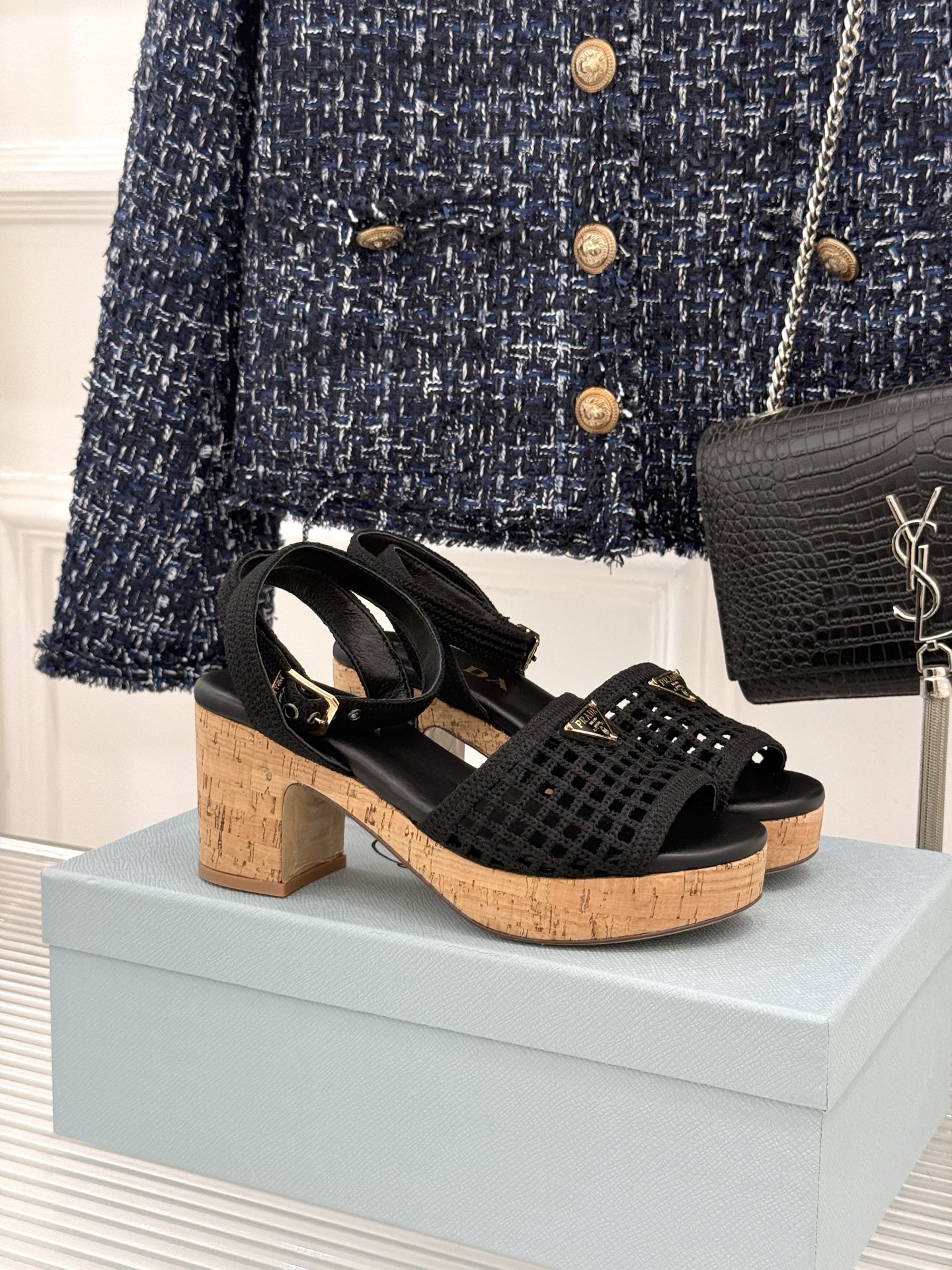 NO:921450,Prada/Prada 26WF new retro retro triangular plate hollow woven thick heel sandals. The retro triangle logo is fully recognizable. The weaving texture is delicate and superior. The thick heel is stable and not tiring. The Italian retro style atmosphere is sufficient. The upper foot makes the leg line slender and smooth. The breathable shoe body is not stuffy for the feet for a long time. It is suitable for commuting and dating. It is easy to control skirts and trousers. It can directly add a smart aura when paired with a suit. The details can withstand repeated inspections, low-key, noble and not ostentatious.  The coat is super stylish in autumn and winter. It is a must-have for the fashionable shoe cabinet. It has a high-end feel. It is easy to pick up high-end outfits. Prada girls can choose the right one with their eyes closed. You will never be surprised when you buy it. Both appearance and strength are on the line. It is soft and fit on the feet without rubbing. It can be worn in all seasons. The light luxury texture makes the style full of style. It is a treasure that looks good on whoever wears it. Just close your eyes and you are done!  The fabric is made of original customized leather. The lining is made of sheepskin. The heel height is 7cm. The genuine leather outsole imported from Italy is size 35-39 (customized 40/41). No. 82720260711, high heels and sandals, prada, prada, sandals, high heels, skirts, business suit, sheepskin, Leather soles19860909Prada/普拉达26WF新品复古 三角板镂空编织粗跟凉鞋 复古三角标辨识度拉满 编织质感细腻上乘 粗跟稳当显高不累脚 意式复古腔调氛围感足 上脚衬得腿线修长流畅 透气鞋身久穿不闷脚 通勤约会都适配 裙装裤装轻松驾驭 搭西装干练气场直接拉满 细节经得住反复打量 低调显贵不张扬 秋冬配大衣超有格调 时髦精鞋柜必备款 高级感扑面而来 轻松拿捏高阶穿搭 普拉达女孩闭眼入就对 入手绝不踩雷 颜值与实力双在线 上脚柔软贴合不磨脚 四季穿搭都能适配 轻奢质感拉满格调 谁穿谁好看的宝藏款 闭眼冲就完事了！ 面料采用原版定制皮料 内里踮脚均为羊皮 跟高7cm 意大利进口真皮大底 size35-39（40/41定制） 编号82720260711,高跟鞋凉鞋,prada,prada,sandals,high heels,skirts,business suit,sheepskin,Leather soles,Women's Shoes
