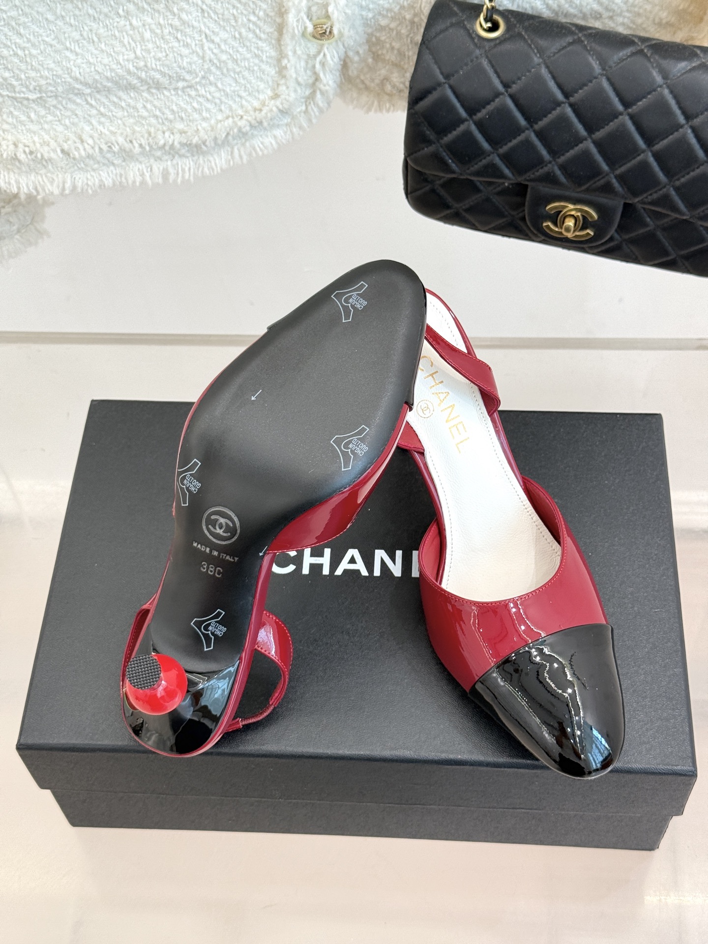 CHANE*|小香26A苹果跟 拼色后空高跟凉鞋 红苹果鞋跟缀双C标识 黑白拼色复古又灵动 漆皮鞋头亮泽细腻 后空剪裁利 CHANE*|小香26A苹果跟 拼色后空高跟凉鞋 红苹果鞋跟缀双C标识 黑白拼色复古又灵动 漆皮鞋头亮泽细腻 后空剪裁利