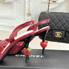 CHANE*|小香26A苹果跟 拼色后空高跟凉鞋 红苹果鞋跟缀双C标识 黑白拼色复古又灵动 漆皮鞋头亮泽细腻 后空剪裁利 CHANE*|小香26A苹果跟 拼色后空高跟凉鞋 红苹果鞋跟缀双C标识 黑白拼色复古又灵动 漆皮鞋头亮泽细腻 后空剪裁利