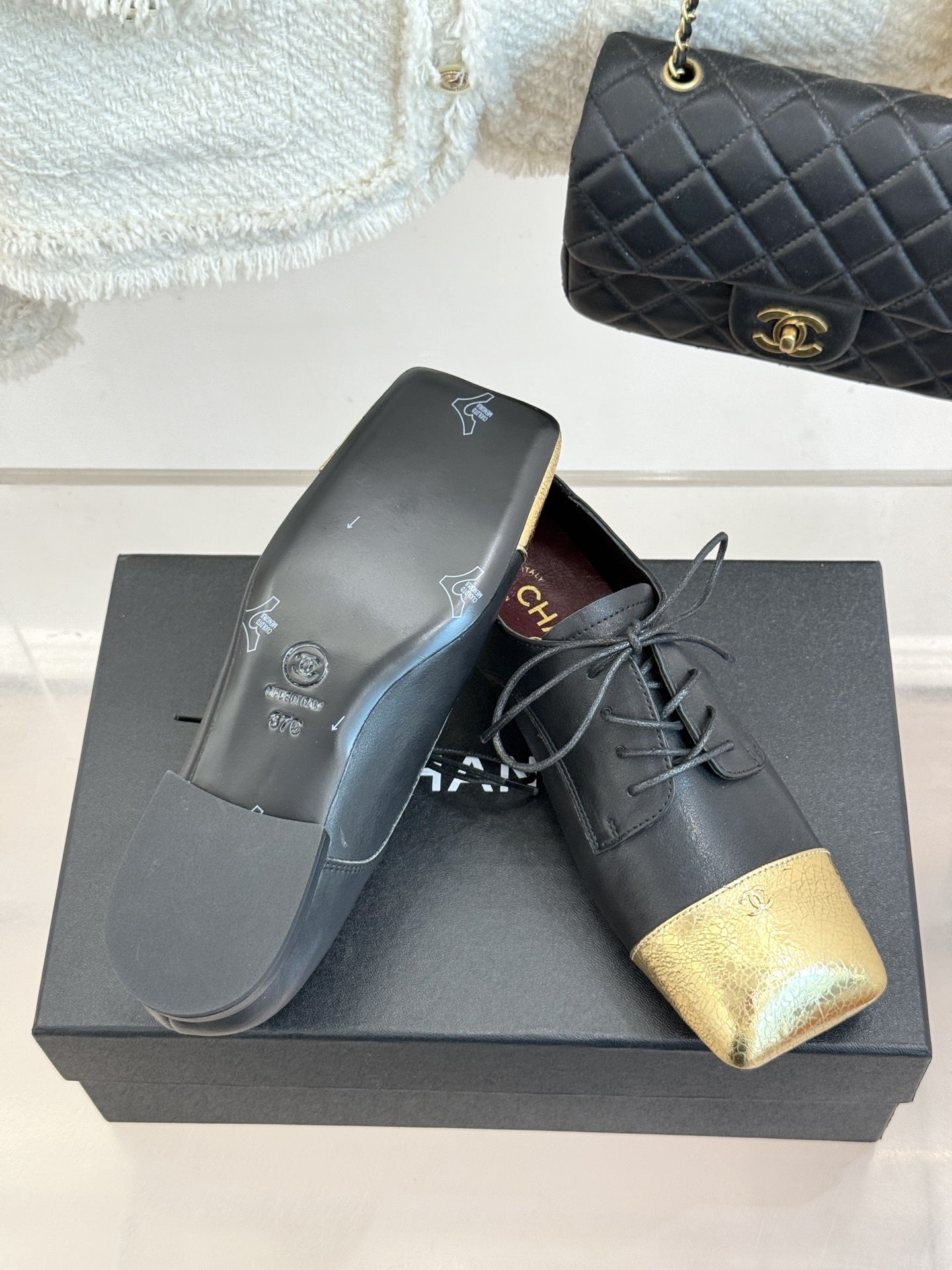 CHANE*|小香26A新品 双C拼色系带粗跟小皮鞋 双C徽标暗藏巧思 撞色拼接复刻经典感 系带勾勒复古俏皮 柔润羊皮触 CHANE*|小香26A新品 双C拼色系带粗跟小皮鞋 双C徽标暗藏巧思 撞色拼接复刻经典感 系带勾勒复古俏皮 柔润羊皮触