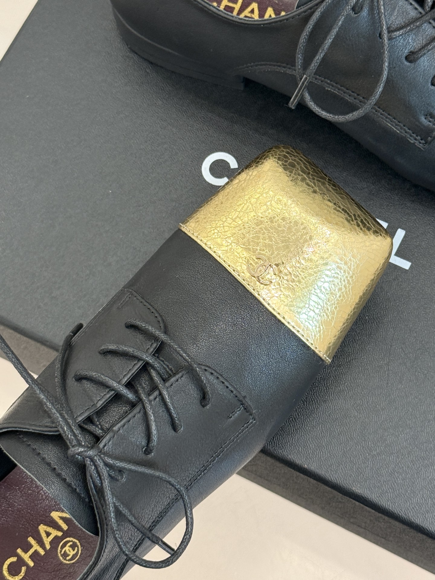 CHANE*|小香26A新品 双C拼色系带粗跟小皮鞋 双C徽标暗藏巧思 撞色拼接复刻经典感 系带勾勒复古俏皮 柔润羊皮触 CHANE*|小香26A新品 双C拼色系带粗跟小皮鞋 双C徽标暗藏巧思 撞色拼接复刻经典感 系带勾勒复古俏皮 柔润羊皮触