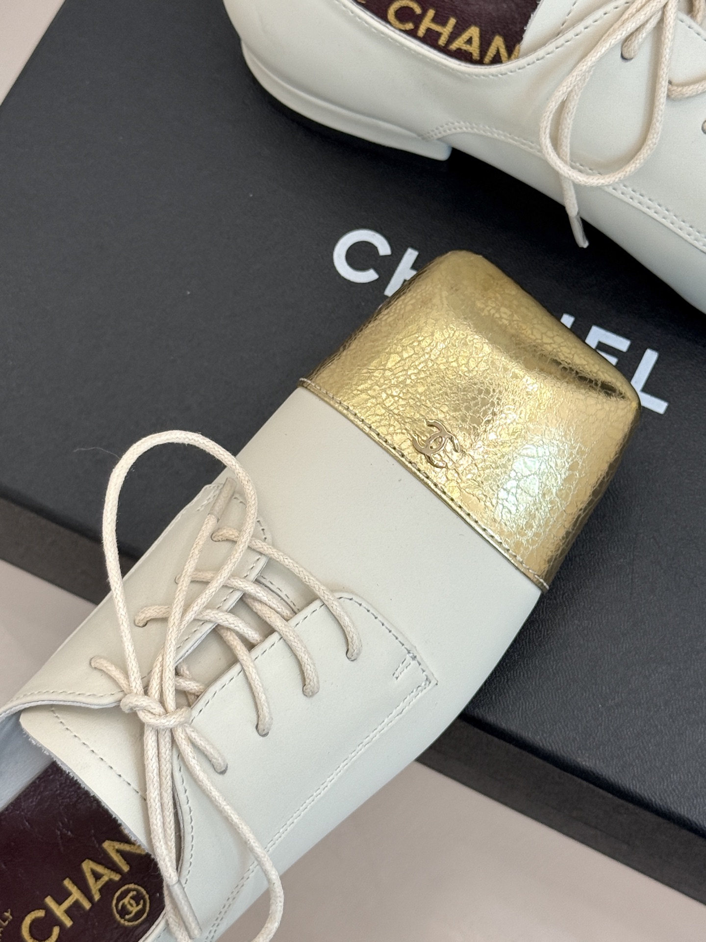 CHANE*｜小香26A新品 双C拼色系带粗跟小皮鞋 双C徽标暗藏巧思 撞色拼接复刻经典感 系带勾勒复古俏皮 柔润羊皮触