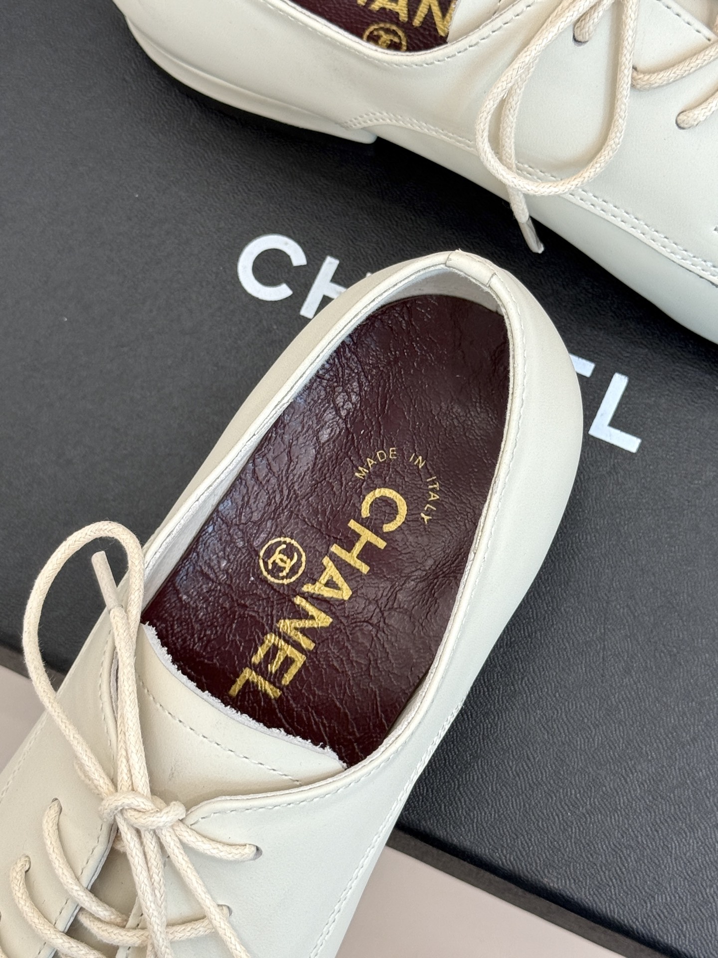CHANE*｜小香26A新品 双C拼色系带粗跟小皮鞋 双C徽标暗藏巧思 撞色拼接复刻经典感 系带勾勒复古俏皮 柔润羊皮触