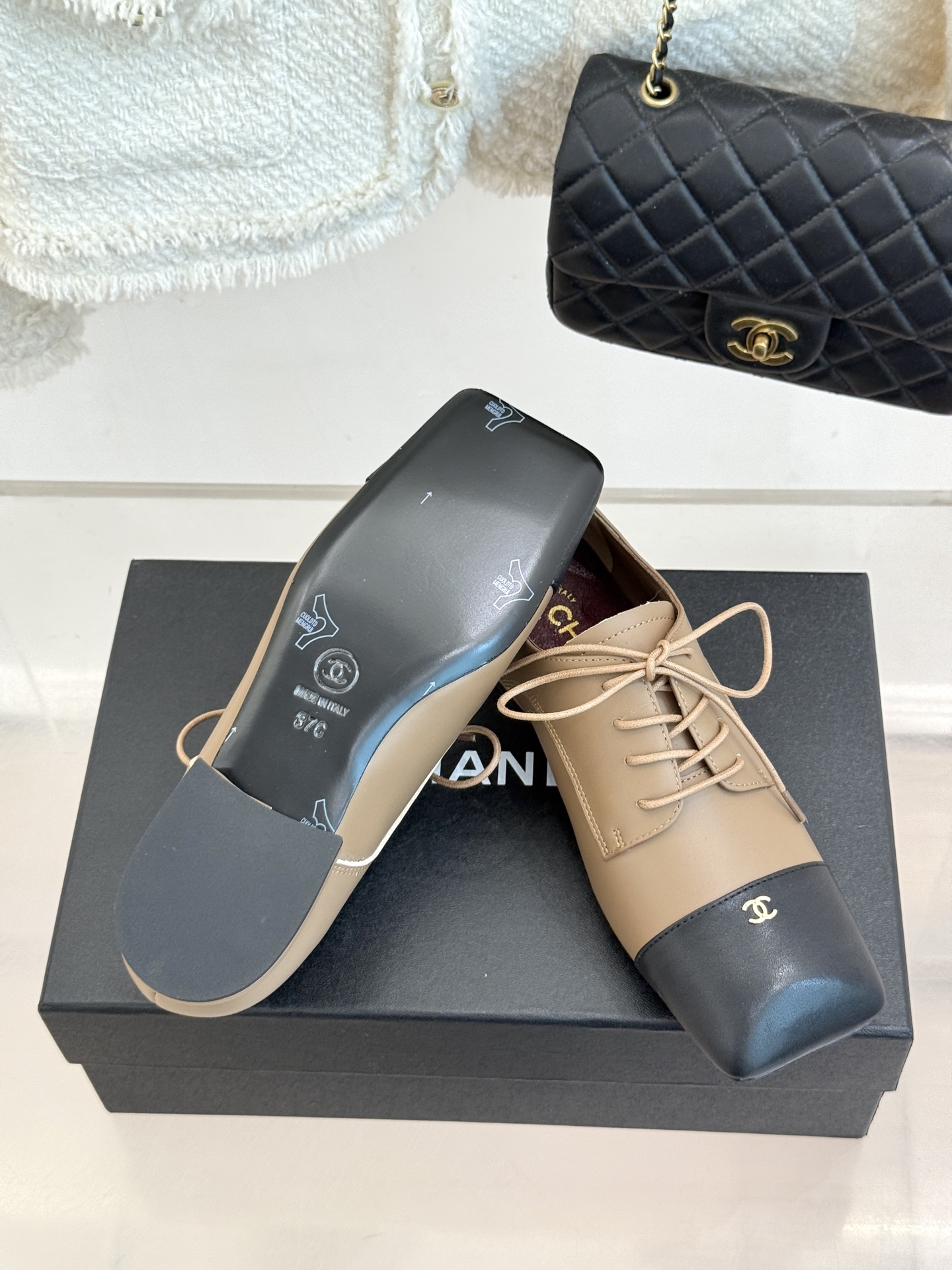CHANE*|小香26A新品 双C拼色系带粗跟小皮鞋 双C徽标暗藏巧思 撞色拼接复刻经典感 系带勾勒复古俏皮 柔润羊皮触 CHANE*|小香26A新品 双C拼色系带粗跟小皮鞋 双C徽标暗藏巧思 撞色拼接复刻经典感 系带勾勒复古俏皮 柔润羊皮触