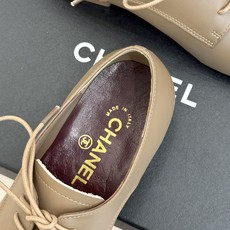 CHANE*|小香26A新品 双C拼色系带粗跟小皮鞋 双C徽标暗藏巧思 撞色拼接复刻经典感 系带勾勒复古俏皮 柔润羊皮触 CHANE*|小香26A新品 双C拼色系带粗跟小皮鞋 双C徽标暗藏巧思 撞色拼接复刻经典感 系带勾勒复古俏皮 柔润羊皮触
