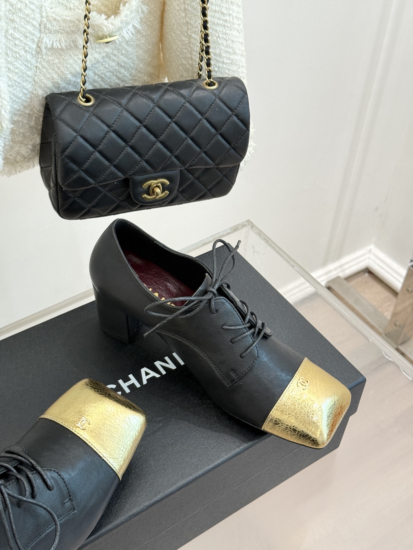 CHANE*|小香26A新品 双C拼色系带粗跟小皮鞋 双C徽标暗藏巧思 撞色拼接复刻经典感 系带勾勒复古俏皮 柔润羊皮触 CHANE*|小香26A新品 双C拼色系带粗跟小皮鞋 双C徽标暗藏巧思 撞色拼接复刻经典感 系带勾勒复古俏皮 柔润羊皮触