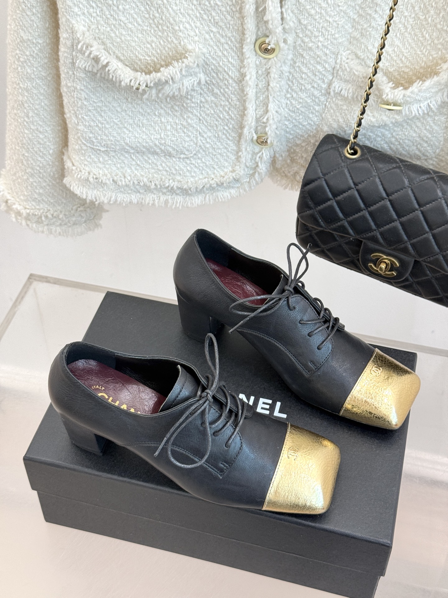 CHANE*|小香26A新品 双C拼色系带粗跟小皮鞋 双C徽标暗藏巧思 撞色拼接复刻经典感 系带勾勒复古俏皮 柔润羊皮触 CHANE*|小香26A新品 双C拼色系带粗跟小皮鞋 双C徽标暗藏巧思 撞色拼接复刻经典感 系带勾勒复古俏皮 柔润羊皮触