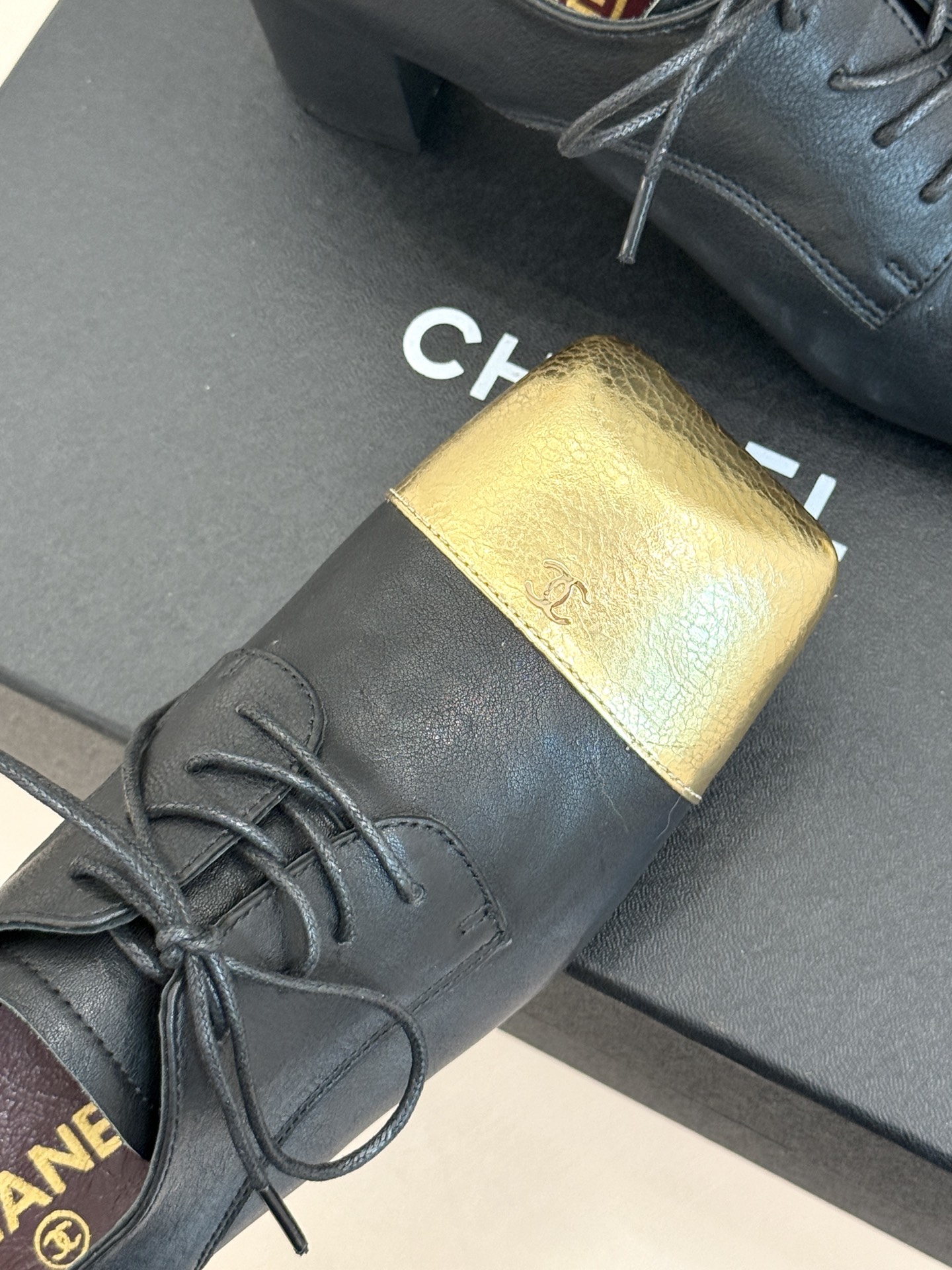 CHANE*|小香26A新品 双C拼色系带粗跟小皮鞋 双C徽标暗藏巧思 撞色拼接复刻经典感 系带勾勒复古俏皮 柔润羊皮触 CHANE*|小香26A新品 双C拼色系带粗跟小皮鞋 双C徽标暗藏巧思 撞色拼接复刻经典感 系带勾勒复古俏皮 柔润羊皮触