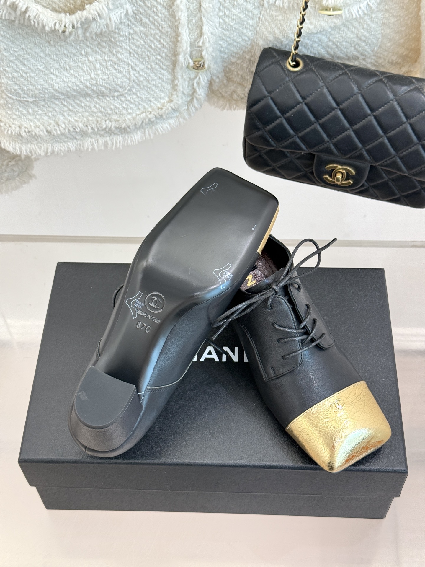 CHANE*|小香26A新品 双C拼色系带粗跟小皮鞋 双C徽标暗藏巧思 撞色拼接复刻经典感 系带勾勒复古俏皮 柔润羊皮触 CHANE*|小香26A新品 双C拼色系带粗跟小皮鞋 双C徽标暗藏巧思 撞色拼接复刻经典感 系带勾勒复古俏皮 柔润羊皮触