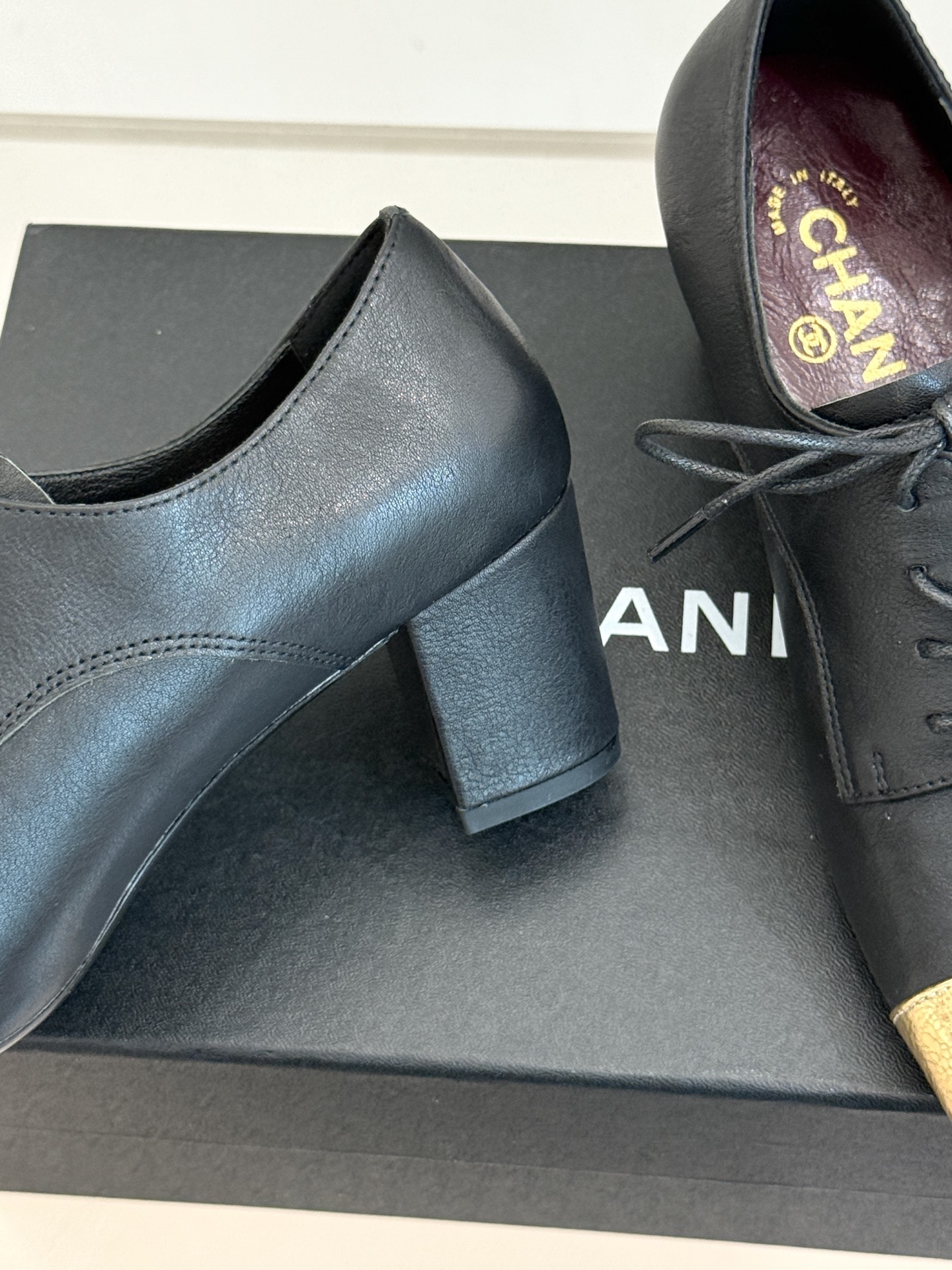 CHANE*|小香26A新品 双C拼色系带粗跟小皮鞋 双C徽标暗藏巧思 撞色拼接复刻经典感 系带勾勒复古俏皮 柔润羊皮触 CHANE*|小香26A新品 双C拼色系带粗跟小皮鞋 双C徽标暗藏巧思 撞色拼接复刻经典感 系带勾勒复古俏皮 柔润羊皮触