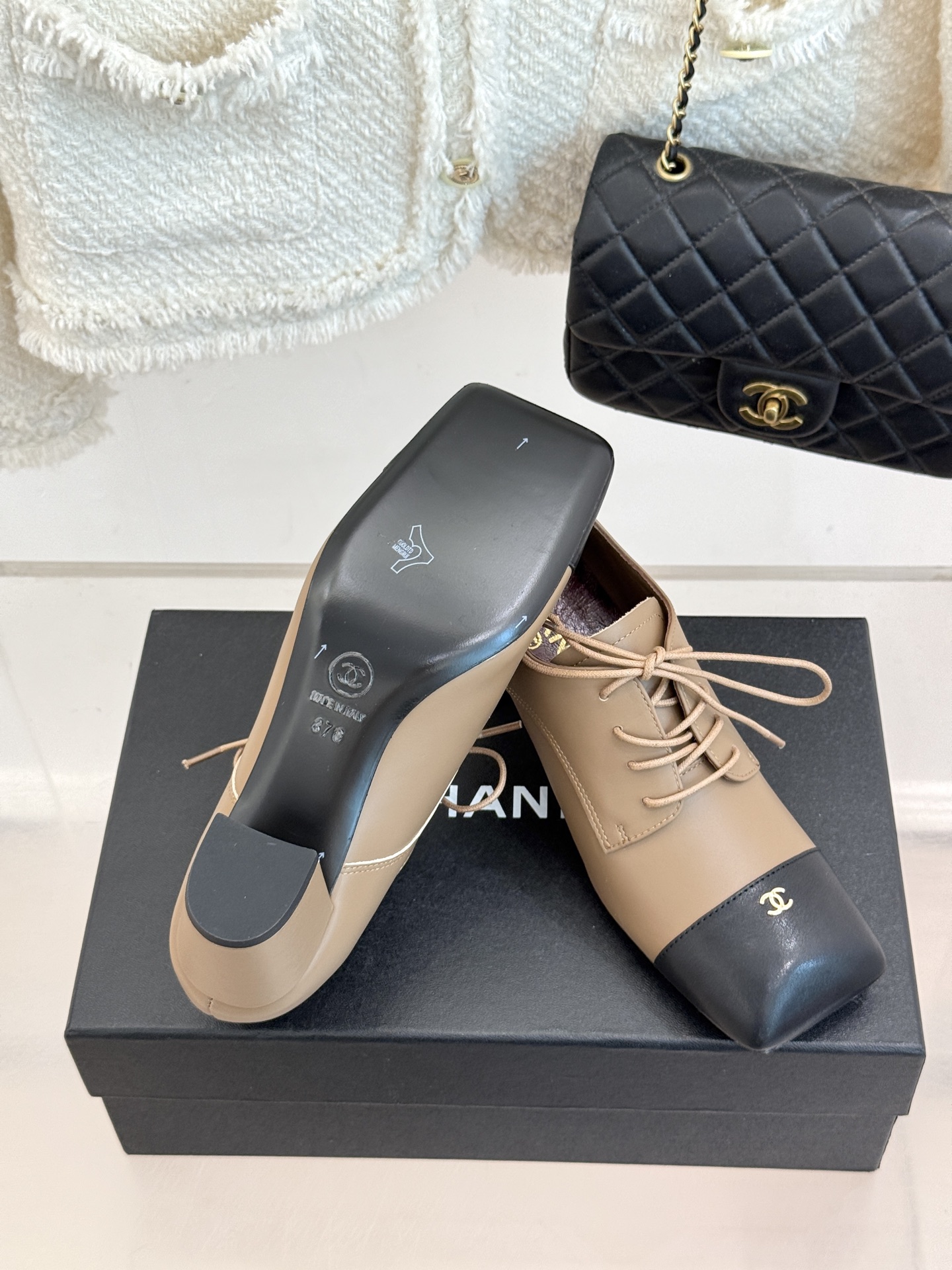 CHANE*|小香26A新品 双C拼色系带粗跟小皮鞋 双C徽标暗藏巧思 撞色拼接复刻经典感 系带勾勒复古俏皮 柔润羊皮触 CHANE*|小香26A新品 双C拼色系带粗跟小皮鞋 双C徽标暗藏巧思 撞色拼接复刻经典感 系带勾勒复古俏皮 柔润羊皮触