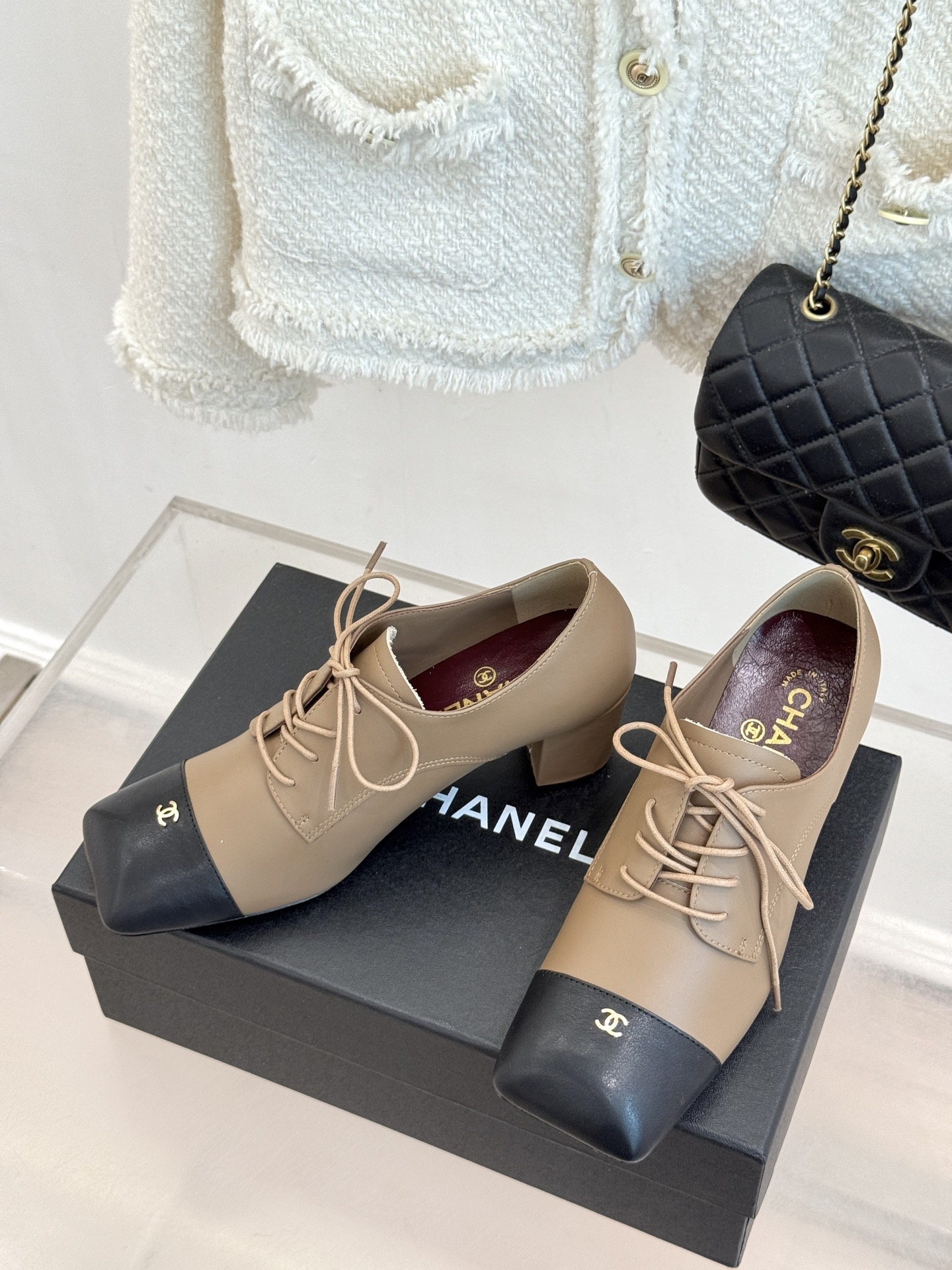 CHANE*|小香26A新品 双C拼色系带粗跟小皮鞋 双C徽标暗藏巧思 撞色拼接复刻经典感 系带勾勒复古俏皮 柔润羊皮触 CHANE*|小香26A新品 双C拼色系带粗跟小皮鞋 双C徽标暗藏巧思 撞色拼接复刻经典感 系带勾勒复古俏皮 柔润羊皮触