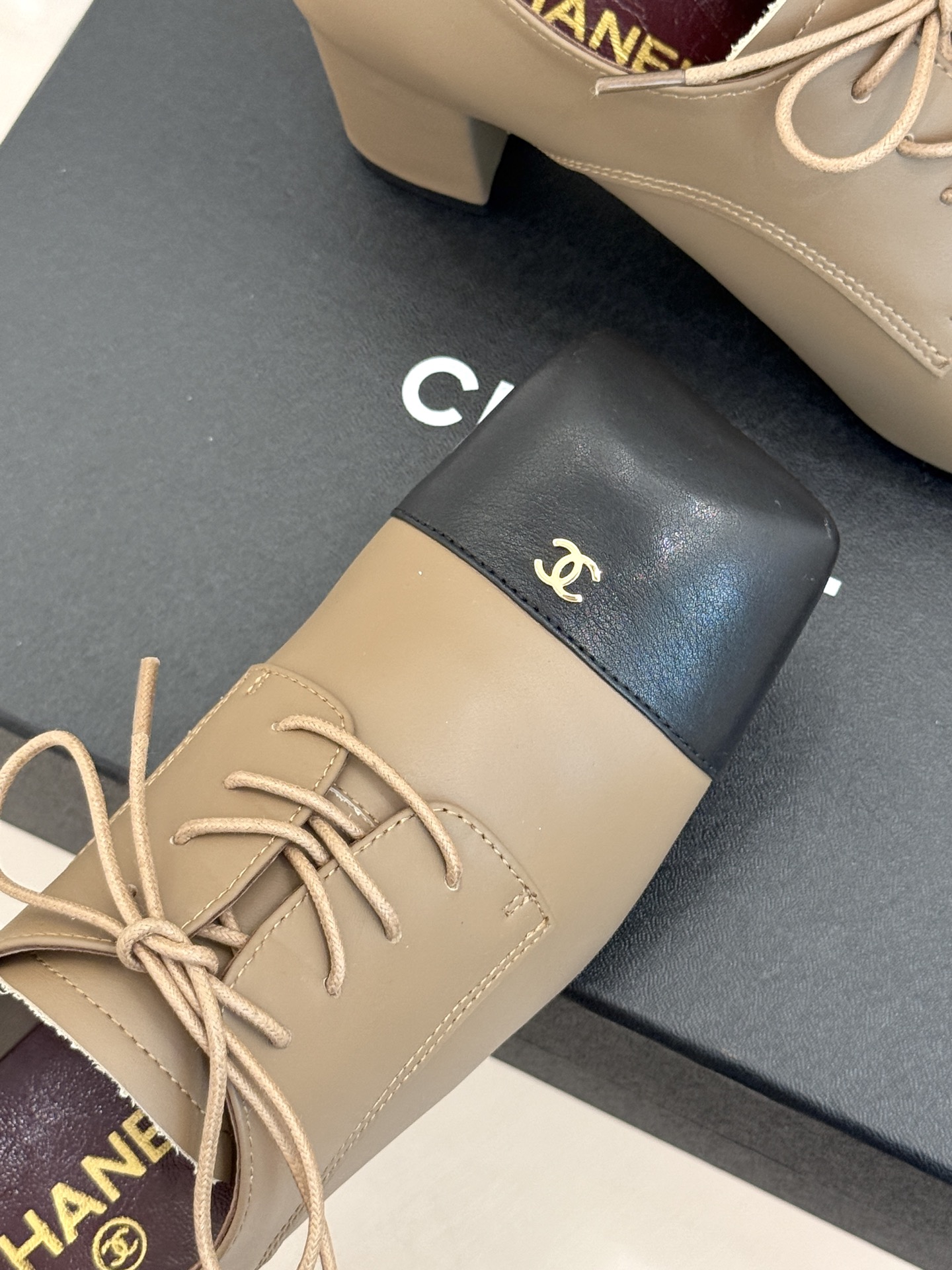 CHANE*|小香26A新品 双C拼色系带粗跟小皮鞋 双C徽标暗藏巧思 撞色拼接复刻经典感 系带勾勒复古俏皮 柔润羊皮触 CHANE*|小香26A新品 双C拼色系带粗跟小皮鞋 双C徽标暗藏巧思 撞色拼接复刻经典感 系带勾勒复古俏皮 柔润羊皮触