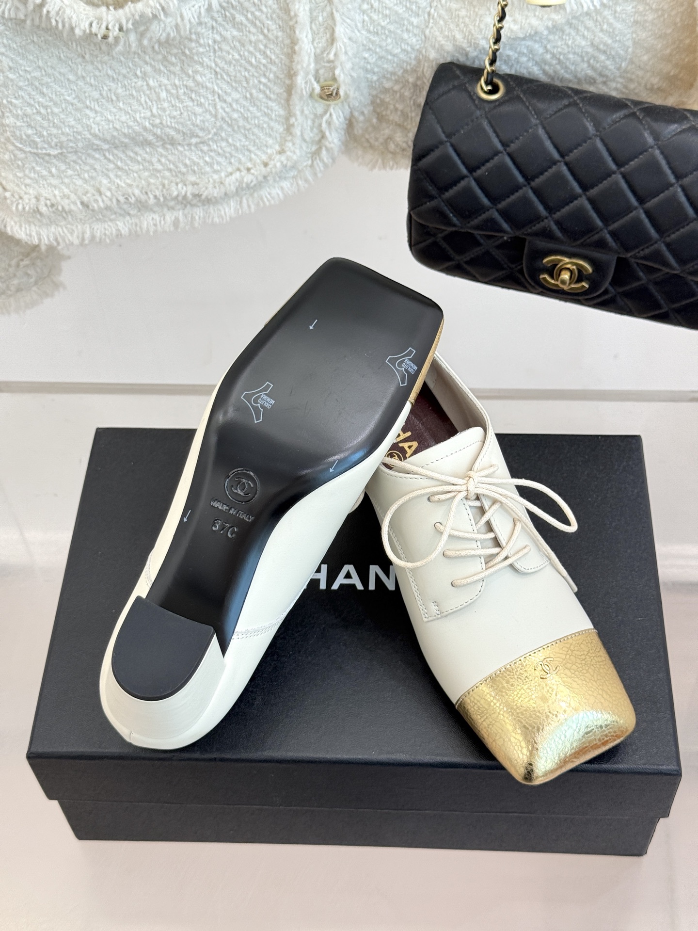 CHANE*｜小香26A新品 双C拼色系带粗跟小皮鞋 双C徽标暗藏巧思 撞色拼接复刻经典感 系带勾勒复古俏皮 柔润羊皮触