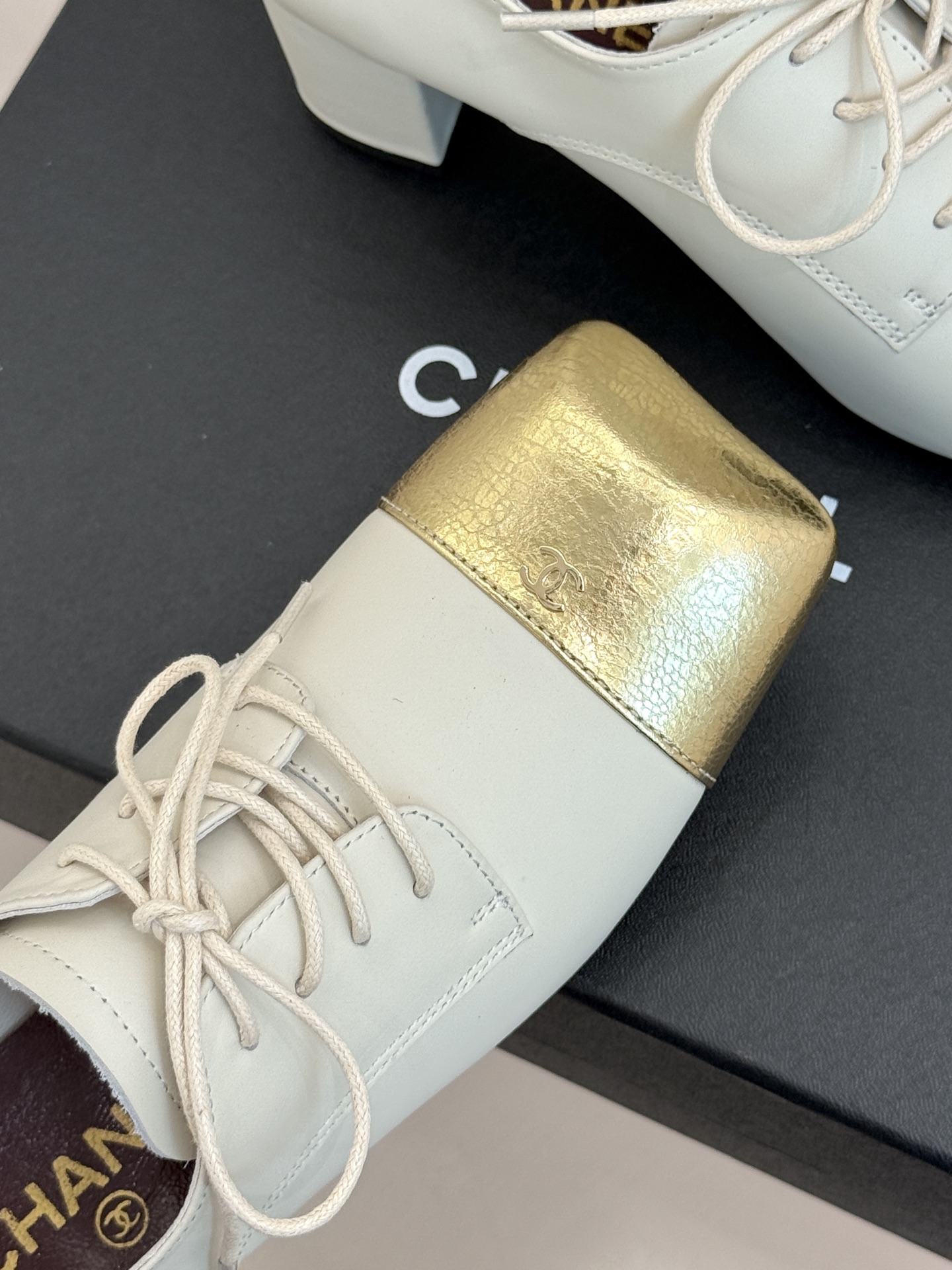 CHANE*｜小香26A新品 双C拼色系带粗跟小皮鞋 双C徽标暗藏巧思 撞色拼接复刻经典感 系带勾勒复古俏皮 柔润羊皮触