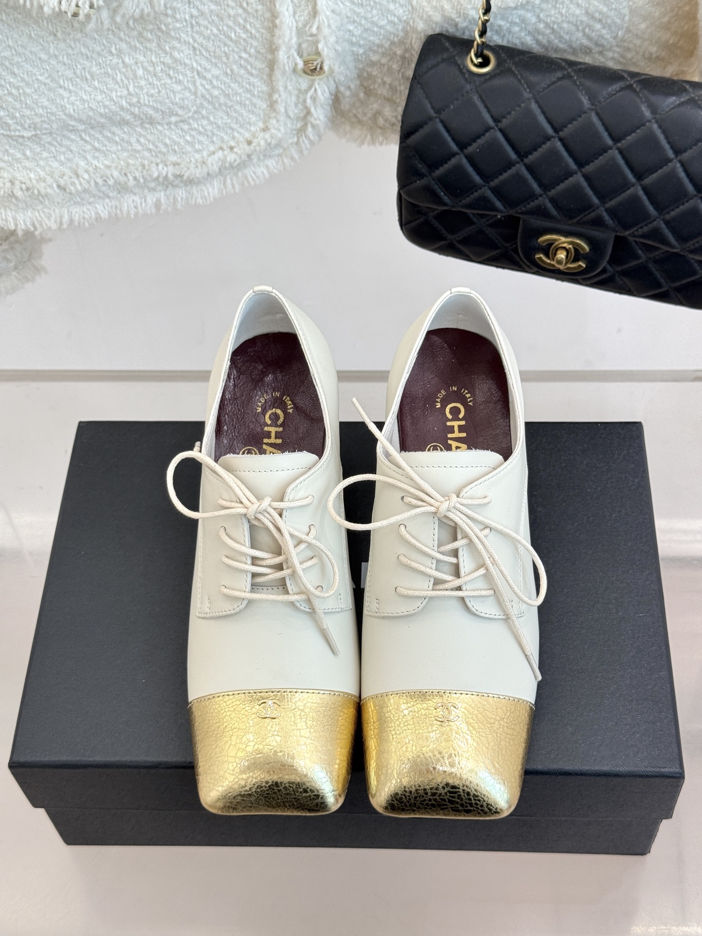 CHANE*｜小香26A新品 双C拼色系带粗跟小皮鞋 双C徽标暗藏巧思 撞色拼接复刻经典感 系带勾勒复古俏皮 柔润羊皮触
