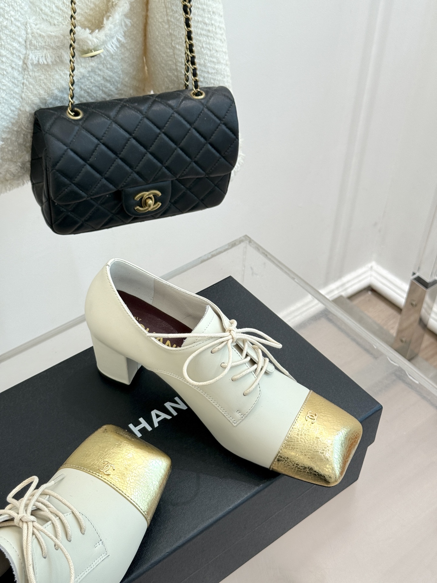 CHANE*｜小香26A新品 双C拼色系带粗跟小皮鞋 双C徽标暗藏巧思 撞色拼接复刻经典感 系带勾勒复古俏皮 柔润羊皮触