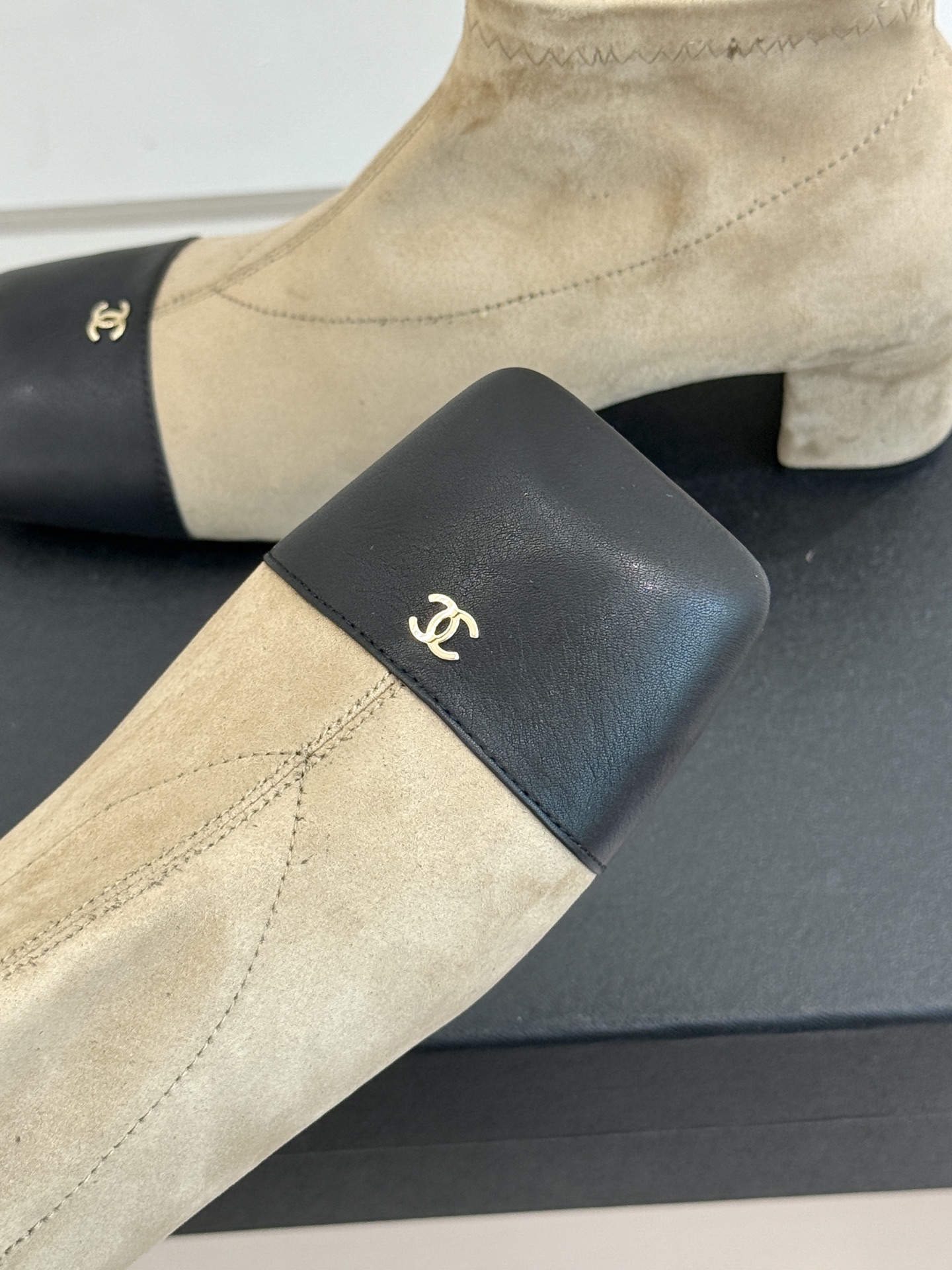 CHANE*｜小香26A新品 双C方头粗跟弹力靴 双C徽标镌刻经典格调 方头剪裁利落大气 粗跟稳妥走路久站也不累 弹力靴