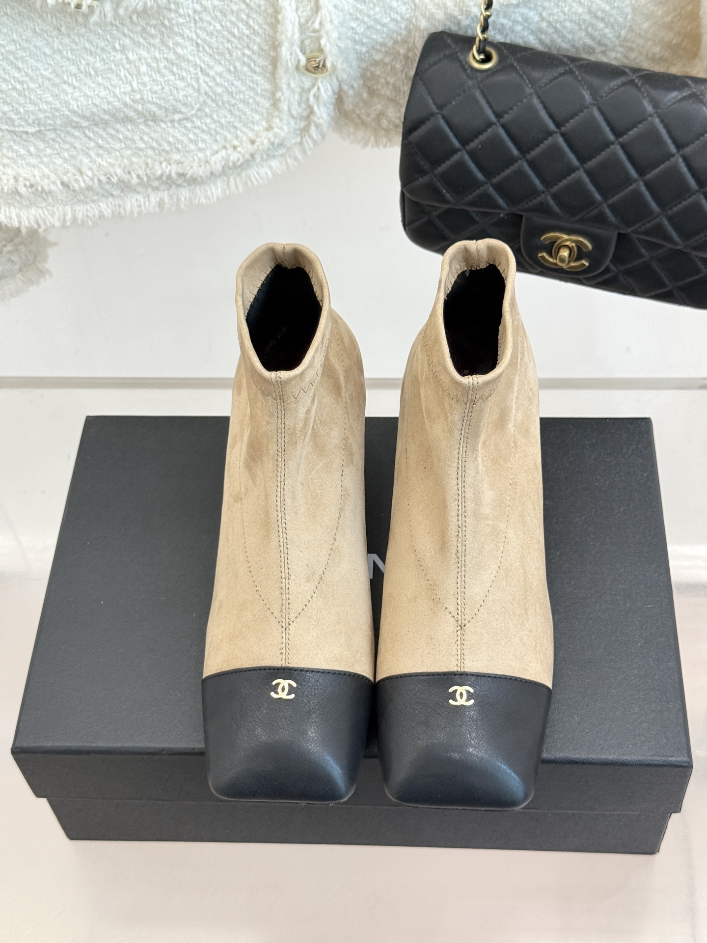 CHANE*｜小香26A新品 双C方头粗跟弹力靴 双C徽标镌刻经典格调 方头剪裁利落大气 粗跟稳妥走路久站也不累 弹力靴