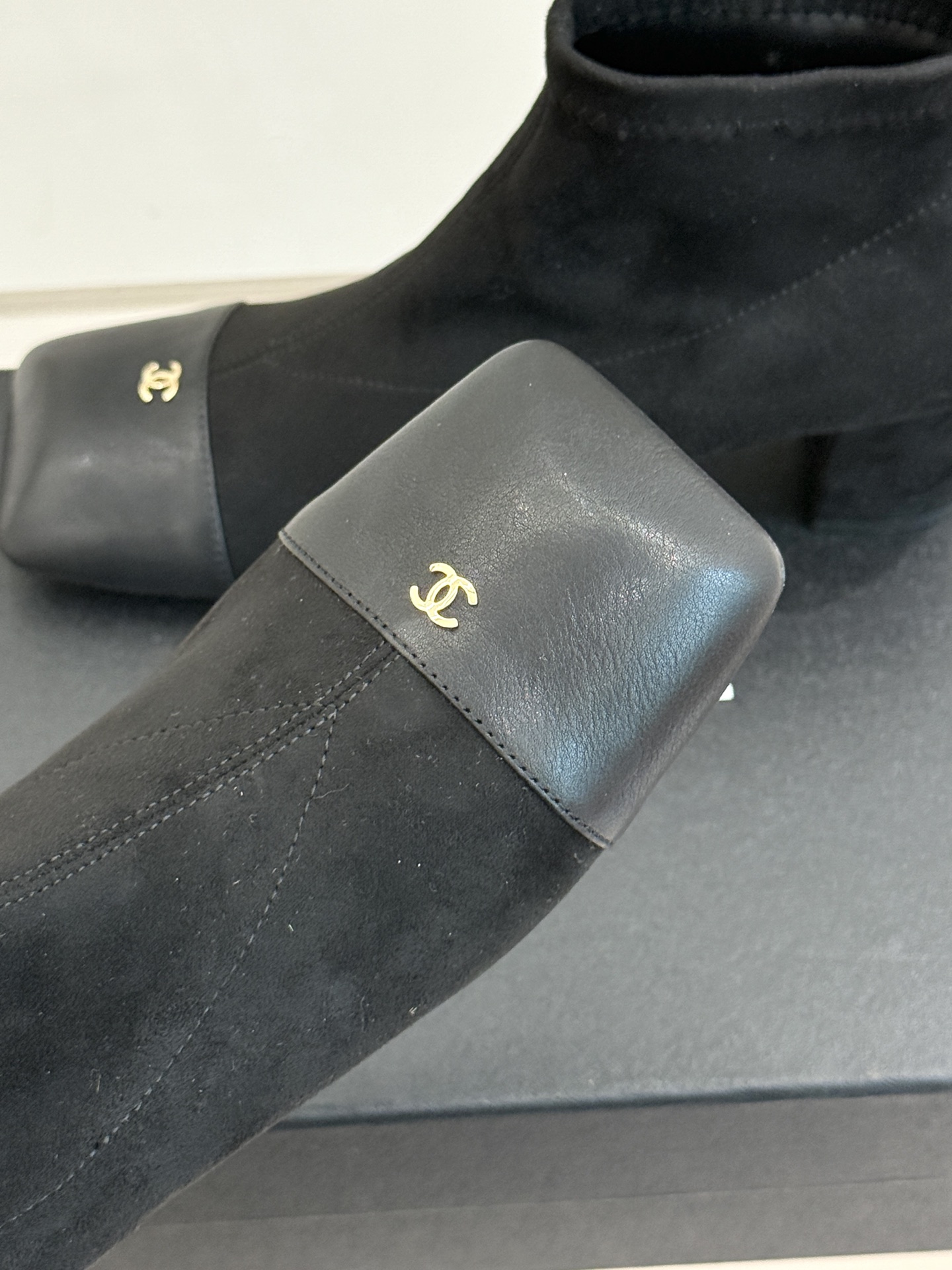 CHANE*|小香26A新品 双C方头粗跟弹力靴 双C徽标镌刻经典格调 方头剪裁利落大气 粗跟稳妥走路久站也不累 弹力靴 CHANE*|小香26A新品 双C方头粗跟弹力靴 双C徽标镌刻经典格调 方头剪裁利落大气 粗跟稳妥走路久站也不累 弹力靴