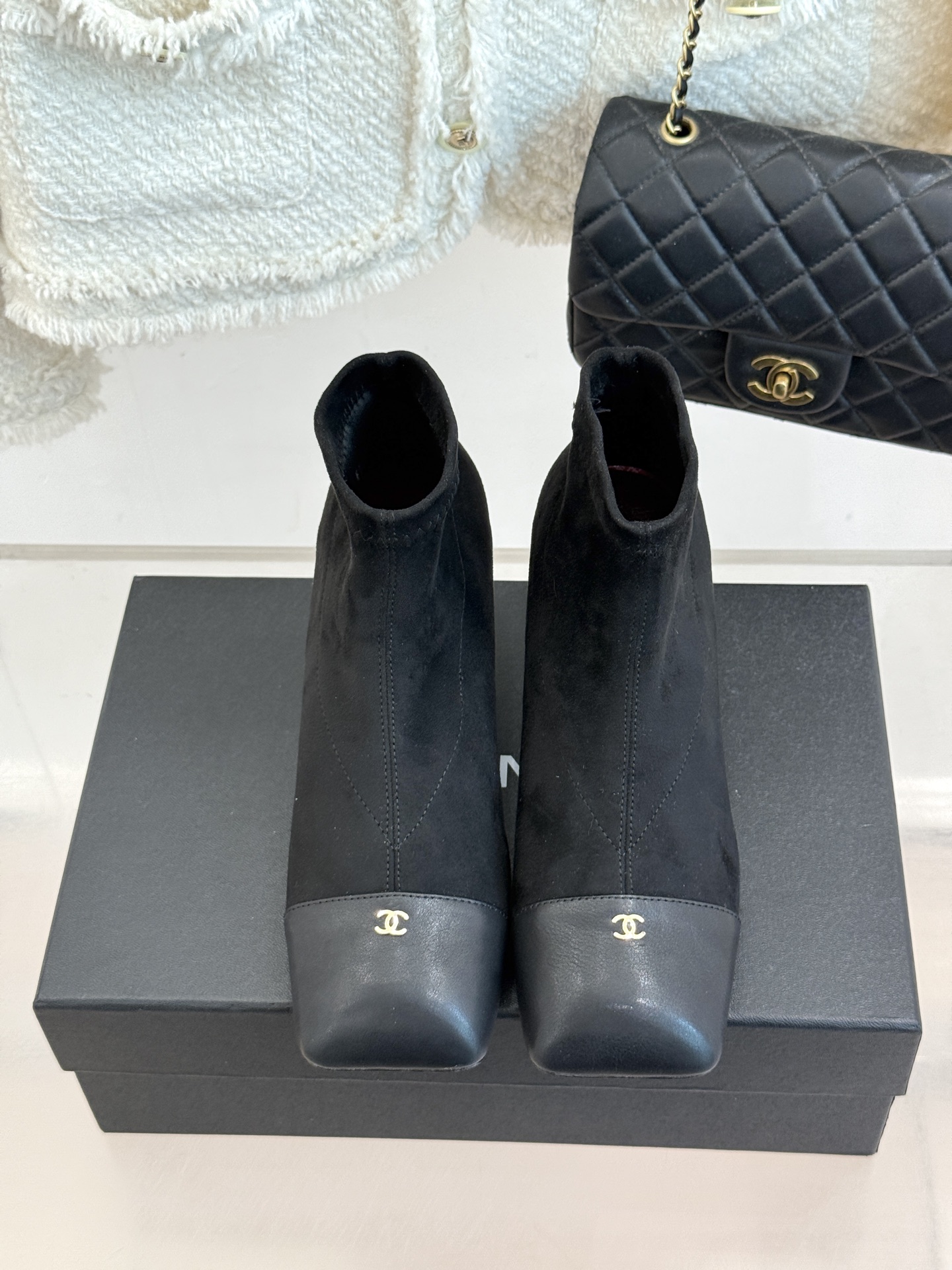 CHANE*|小香26A新品 双C方头粗跟弹力靴 双C徽标镌刻经典格调 方头剪裁利落大气 粗跟稳妥走路久站也不累 弹力靴 CHANE*|小香26A新品 双C方头粗跟弹力靴 双C徽标镌刻经典格调 方头剪裁利落大气 粗跟稳妥走路久站也不累 弹力靴