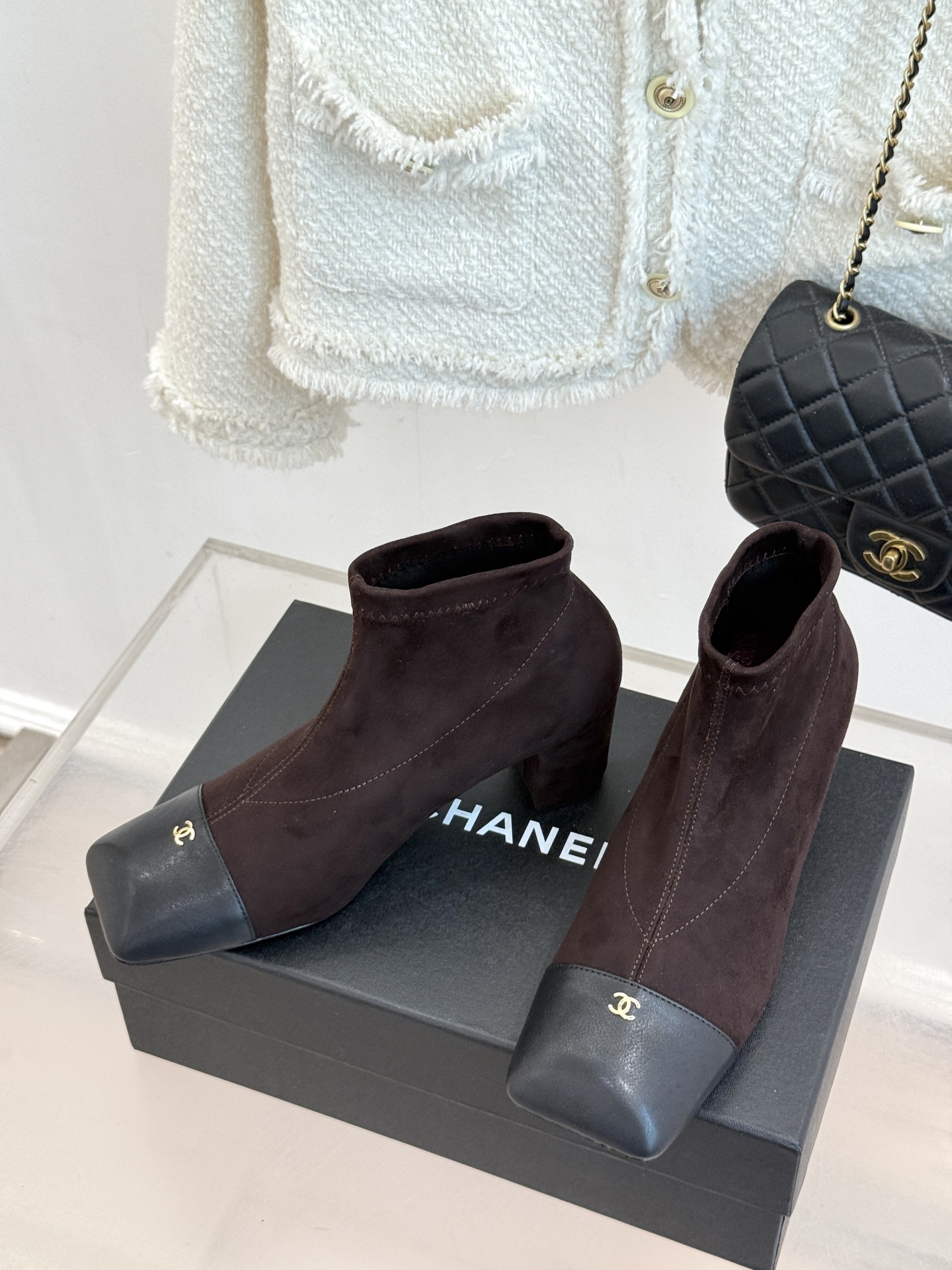 CHANE*|小香26A新品 双C方头粗跟弹力靴 双C徽标镌刻经典格调 方头剪裁利落大气 粗跟稳妥走路久站也不累 弹力靴 CHANE*|小香26A新品 双C方头粗跟弹力靴 双C徽标镌刻经典格调 方头剪裁利落大气 粗跟稳妥走路久站也不累 弹力靴