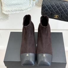 CHANE*|小香26A新品 双C方头粗跟弹力靴 双C徽标镌刻经典格调 方头剪裁利落大气 粗跟稳妥走路久站也不累 弹力靴 CHANE*|小香26A新品 双C方头粗跟弹力靴 双C徽标镌刻经典格调 方头剪裁利落大气 粗跟稳妥走路久站也不累 弹力靴
