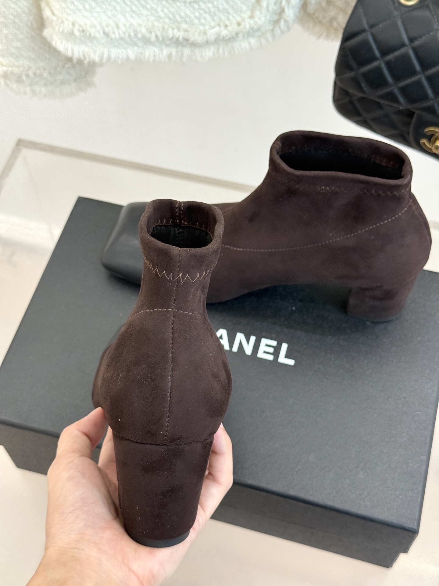 CHANE*|小香26A新品 双C方头粗跟弹力靴 双C徽标镌刻经典格调 方头剪裁利落大气 粗跟稳妥走路久站也不累 弹力靴 CHANE*|小香26A新品 双C方头粗跟弹力靴 双C徽标镌刻经典格调 方头剪裁利落大气 粗跟稳妥走路久站也不累 弹力靴