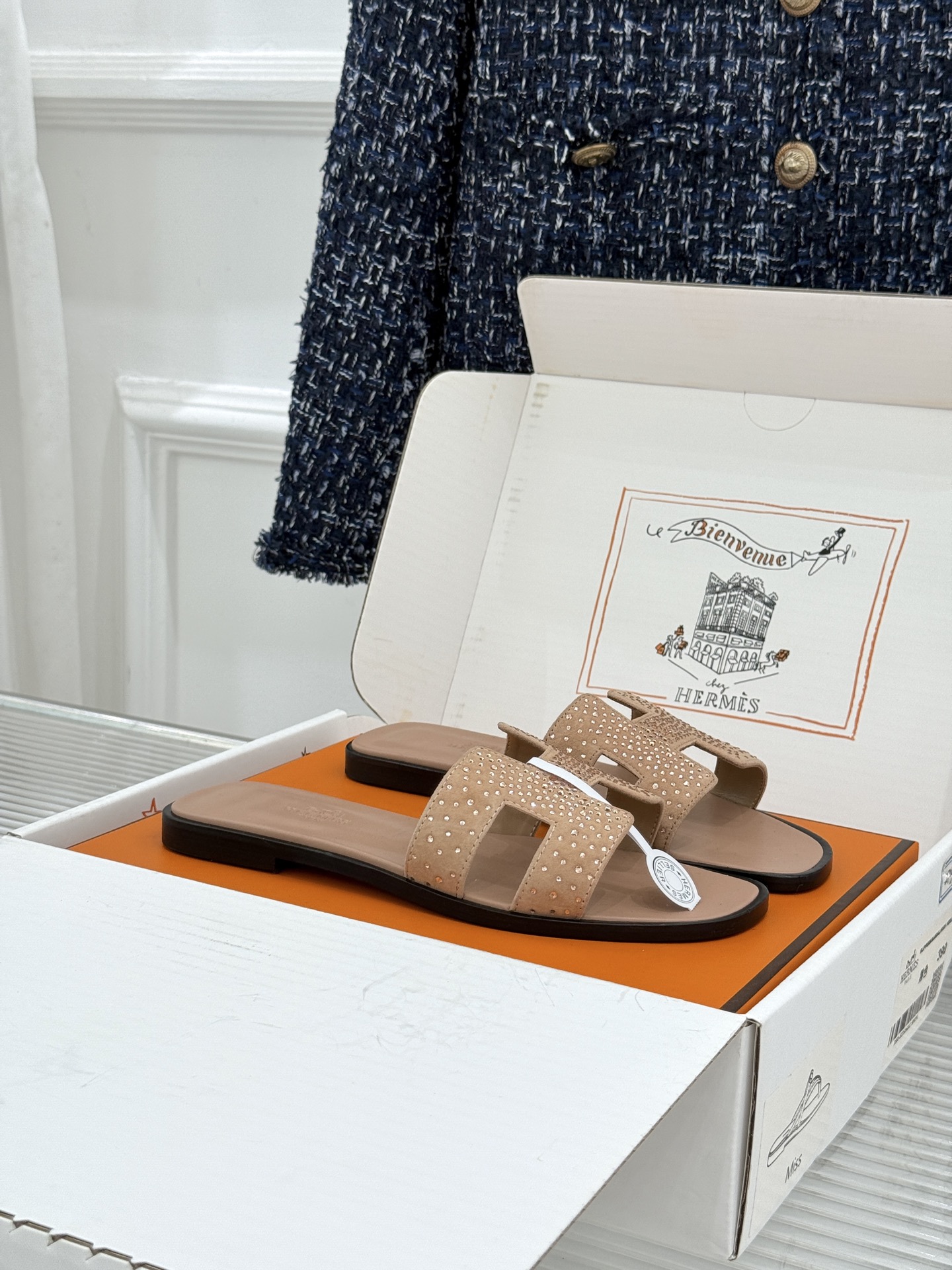 NO:922023,(With original airplane box) Hermès/Hermès classic H slippers. Summer H drags on the ceiling. The quality of the H home is enshrined. The iconic H-shaped hollow upper. The simple lines hide the brand's heritage. The flat model is casual and easy to match. The thick heel model quietly elongates the leg proportions. The golden brown color is the most classic.  Stepping out is worry-free and fashionable. It has an old-money style atmosphere. The evergreen shoe cabinet is worth investing with your eyes closed. It is the soul item for summer wear. You can only understand what the texture is when you put it on your feet. The light luxury goods can be bought with your eyes closed. It can provide delicacy and comfort for the whole summer. It is handmade in Italy. The brand's intention can be seen in the details. It has a retro charm as time goes by. It is a classic style that can be worn for several years!  The fabric is made of original customized silk, and the lining is made of sheepskin. The genuine leather outsole imported from Italy size 35-39 (customized 40/41) No. 96820260713, slippers, hermes, hermes, slippers, skirts, sheepskin, real silk, Leather soles19860909（配原版飞机盒） Hermès/爱马仕经典H拖鞋 夏日H拖天花板 H家出品质感封神 标志性H型镂空鞋面 简约线条藏着品牌的底蕴 平底款随性又好搭 粗跟款悄悄拉长腿型比例 金棕配色最经典 黑色百搭不挑人不出错 配牛仔自带松弛感 搭连衣裙秒变温柔大小姐 通勤度假都适配 一脚蹬出门省心又时髦 老钱风氛围拉满 鞋柜常青款值得闭眼投资 夏日穿搭灵魂单品 上脚才懂什么叫质感绝了 轻奢好物闭眼入 承包整夏的精致与舒适感 意大利手工匠造 细节处见品牌的用心 越穿越有复古韵味 是能穿好几年的经典款！ 面料采用原版定制真丝 内里踮脚均为羊皮 意大利进口真皮大底 size35-39（40/41定制） 编号96820260713,拖鞋,hermes,hermes,slippers,skirts,sheepskin,real silk,Leather soles,Women's Shoes