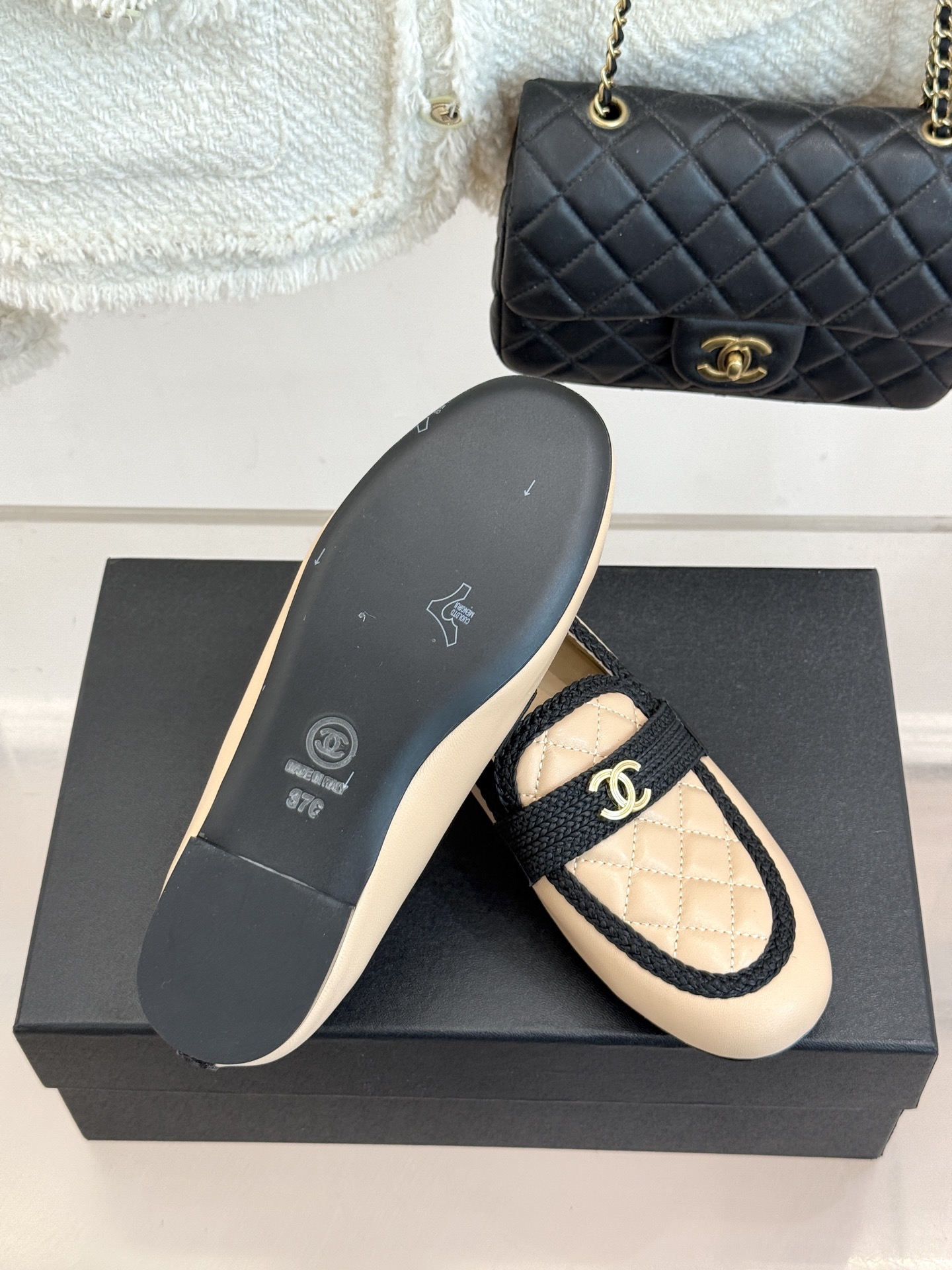 CHANE*|小香26B新品双C 菱格懒人半拖穆勒鞋乐福鞋 经典双C标识精致点睛 一脚蹬懒人超省心 平跟步履轻盈毫无负担 CHANE*|小香26B新品双C 菱格懒人半拖穆勒鞋乐福鞋 经典双C标识精致点睛 一脚蹬懒人超省心 平跟步履轻盈毫无负担
