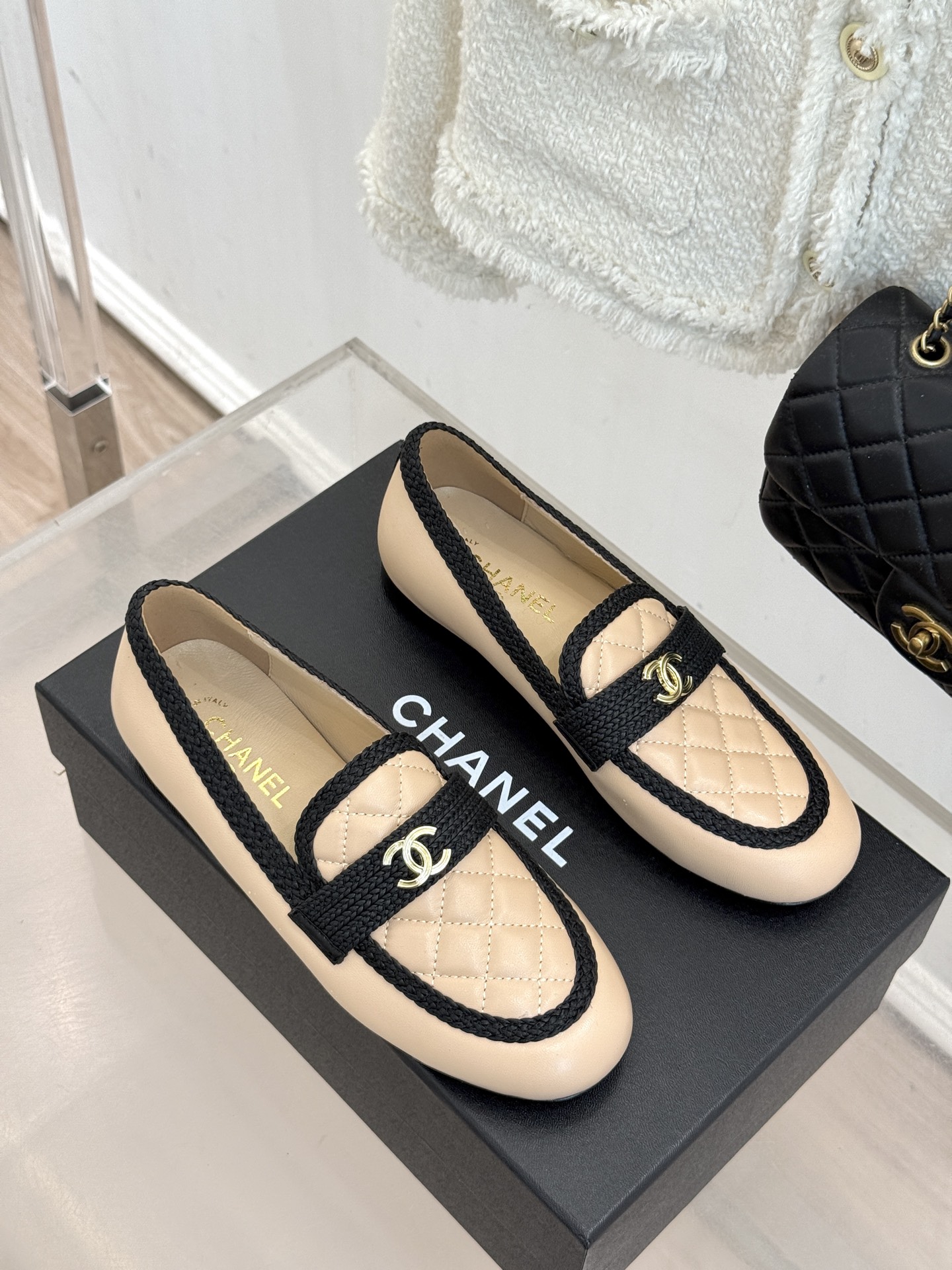 CHANE*|小香26B新品双C 菱格懒人半拖穆勒鞋乐福鞋 经典双C标识精致点睛 一脚蹬懒人超省心 平跟步履轻盈毫无负担 CHANE*|小香26B新品双C 菱格懒人半拖穆勒鞋乐福鞋 经典双C标识精致点睛 一脚蹬懒人超省心 平跟步履轻盈毫无负担