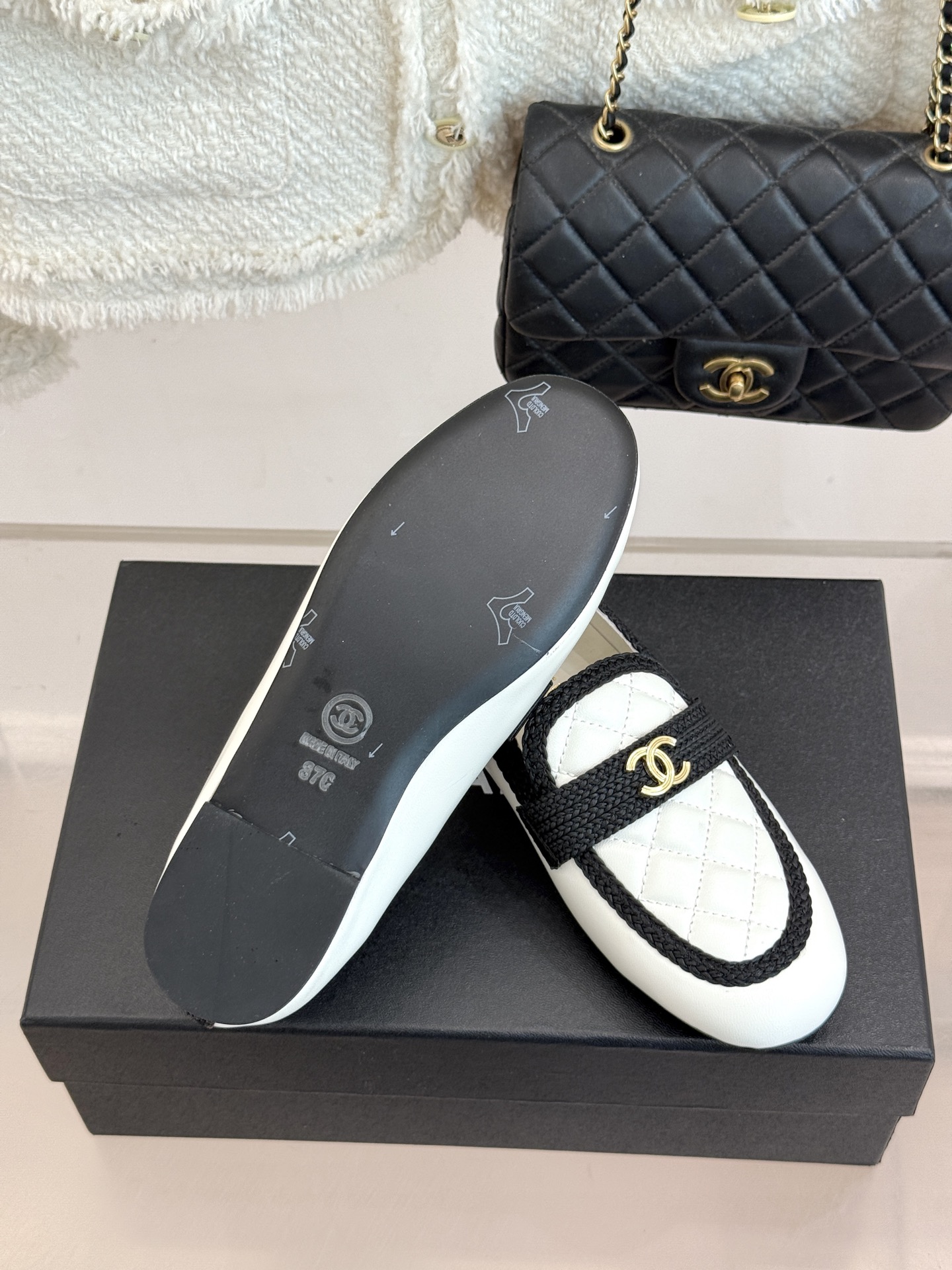 CHANE*|小香26B新品双C 菱格懒人半拖穆勒鞋乐福鞋 经典双C标识精致点睛 一脚蹬懒人超省心 平跟步履轻盈毫无负担 CHANE*|小香26B新品双C 菱格懒人半拖穆勒鞋乐福鞋 经典双C标识精致点睛 一脚蹬懒人超省心 平跟步履轻盈毫无负担