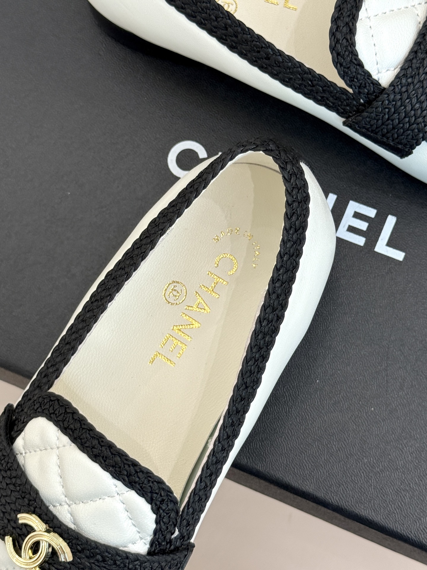 CHANE*|小香26B新品双C 菱格懒人半拖穆勒鞋乐福鞋 经典双C标识精致点睛 一脚蹬懒人超省心 平跟步履轻盈毫无负担 CHANE*|小香26B新品双C 菱格懒人半拖穆勒鞋乐福鞋 经典双C标识精致点睛 一脚蹬懒人超省心 平跟步履轻盈毫无负担