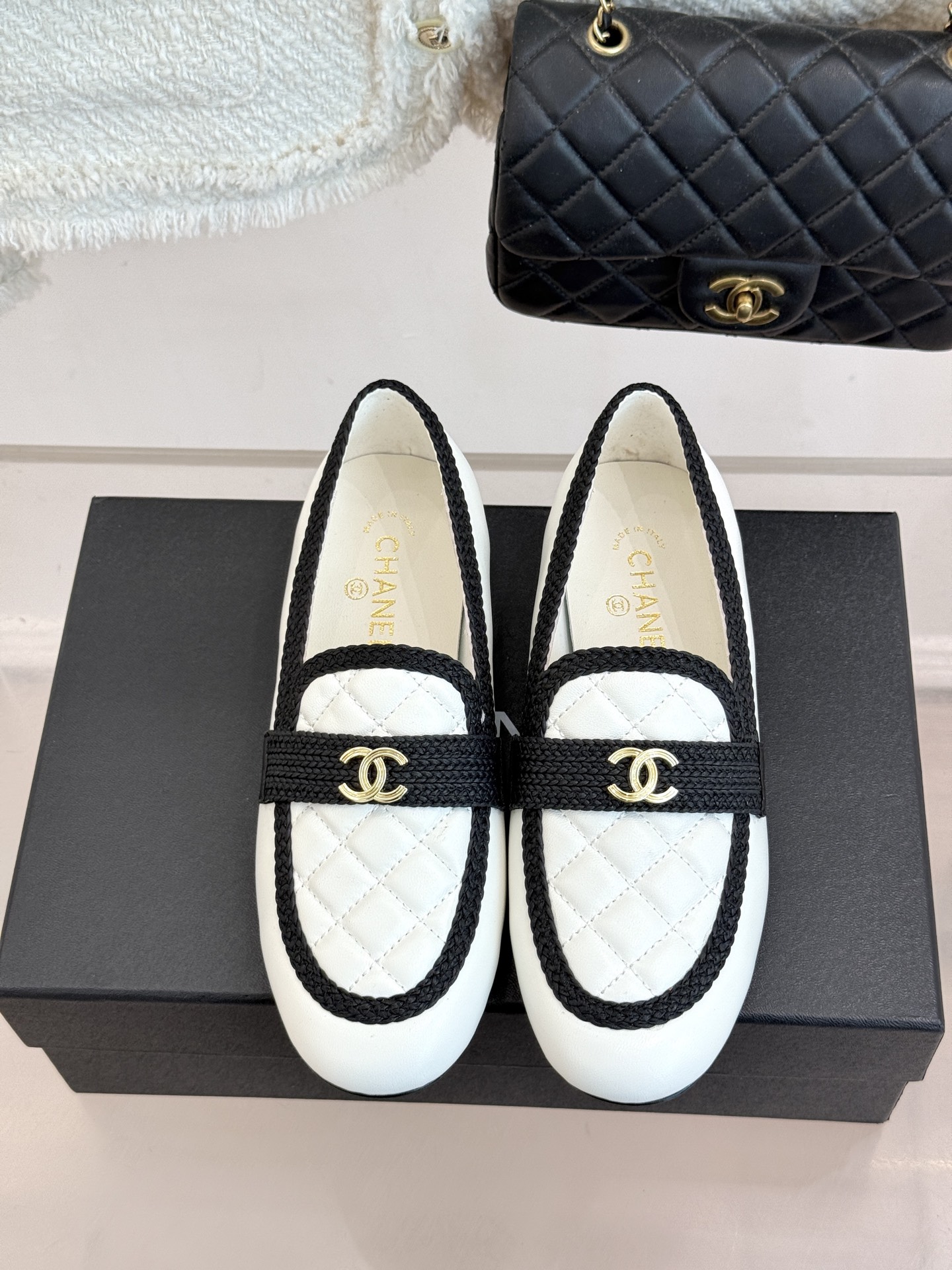 CHANE*|小香26B新品双C 菱格懒人半拖穆勒鞋乐福鞋 经典双C标识精致点睛 一脚蹬懒人超省心 平跟步履轻盈毫无负担 CHANE*|小香26B新品双C 菱格懒人半拖穆勒鞋乐福鞋 经典双C标识精致点睛 一脚蹬懒人超省心 平跟步履轻盈毫无负担