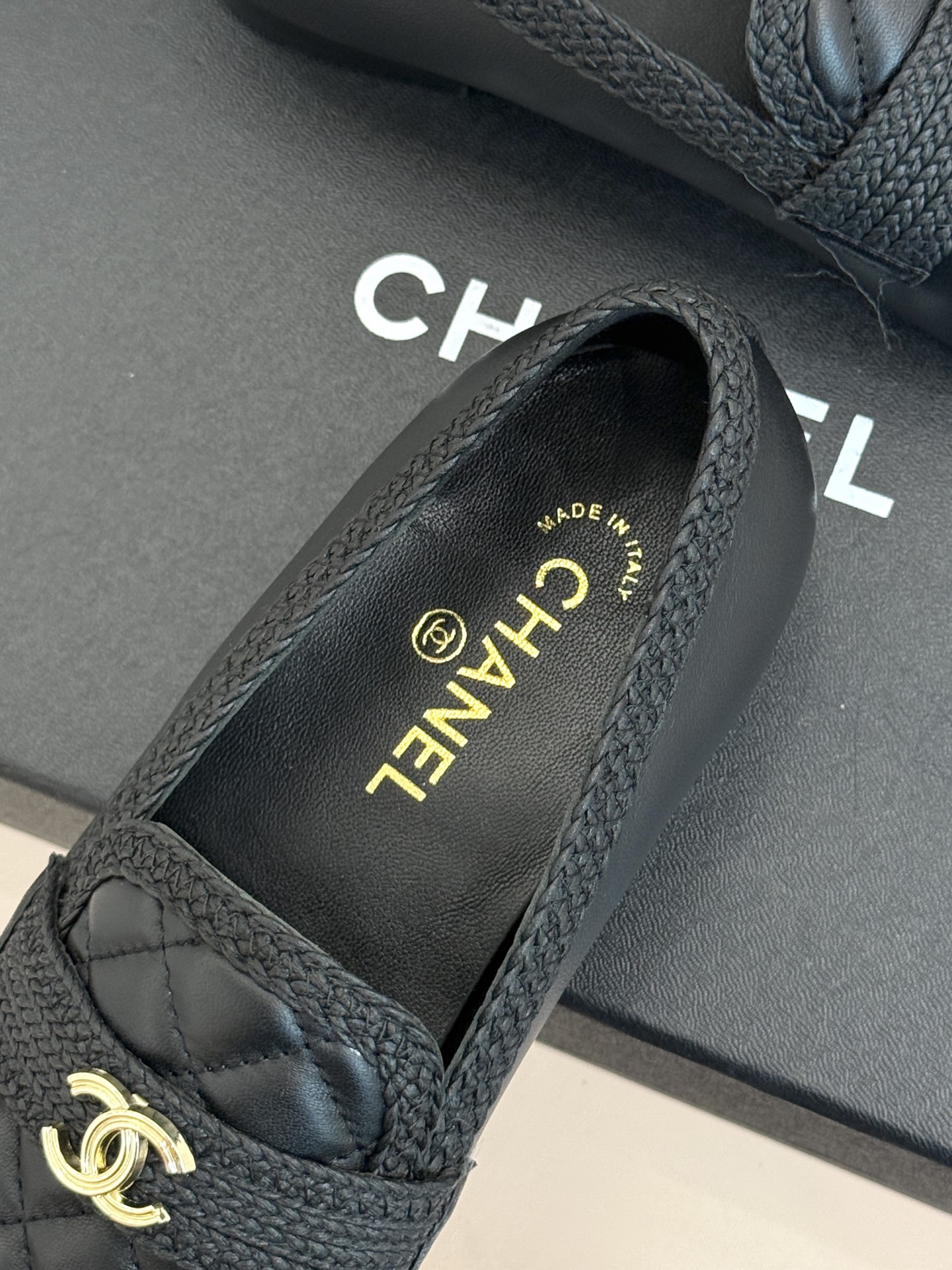 CHANE*|小香26B新品双C 菱格懒人半拖穆勒鞋乐福鞋 经典双C标识精致点睛 一脚蹬懒人超省心 平跟步履轻盈毫无负担 CHANE*|小香26B新品双C 菱格懒人半拖穆勒鞋乐福鞋 经典双C标识精致点睛 一脚蹬懒人超省心 平跟步履轻盈毫无负担