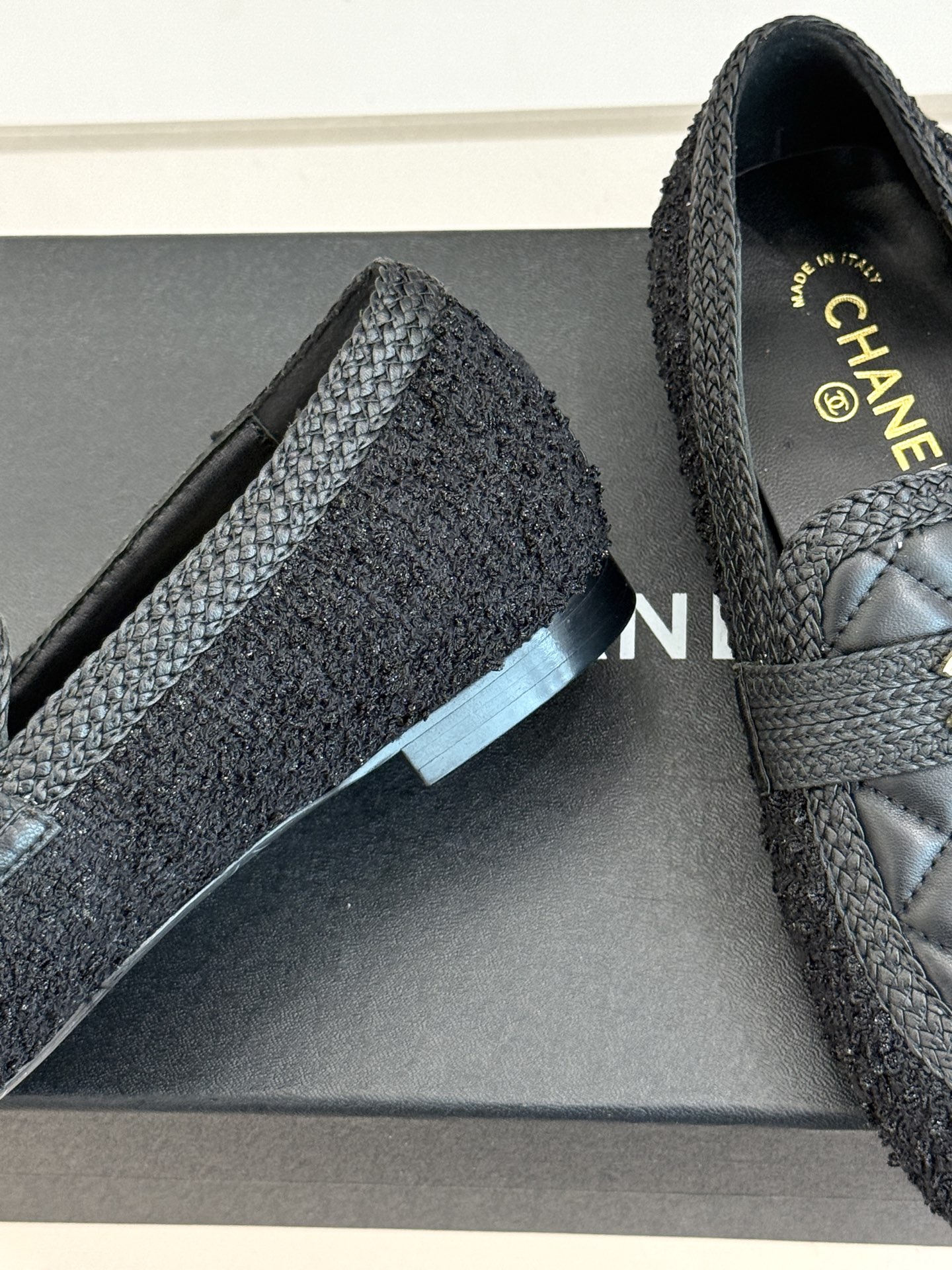 CHANE*|小香26B新品双C 菱格懒人半拖穆勒鞋乐福鞋 经典双C标识精致点睛 一脚蹬懒人超省心 平跟步履轻盈毫无负担 CHANE*|小香26B新品双C 菱格懒人半拖穆勒鞋乐福鞋 经典双C标识精致点睛 一脚蹬懒人超省心 平跟步履轻盈毫无负担